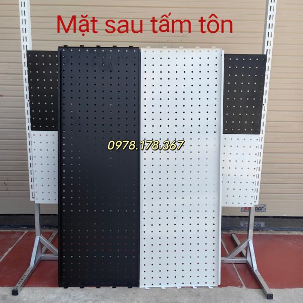 Tấm tôn đục lỗ gắn thanh ray treo phụ kiện đa năng
