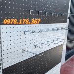 Tấm tôn đục lỗ gắn thanh ray treo phụ kiện đa năng