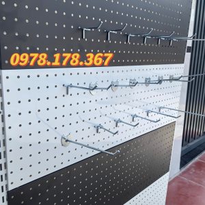 Tấm tôn đục lỗ gắn thanh ray treo phụ kiện đa năng