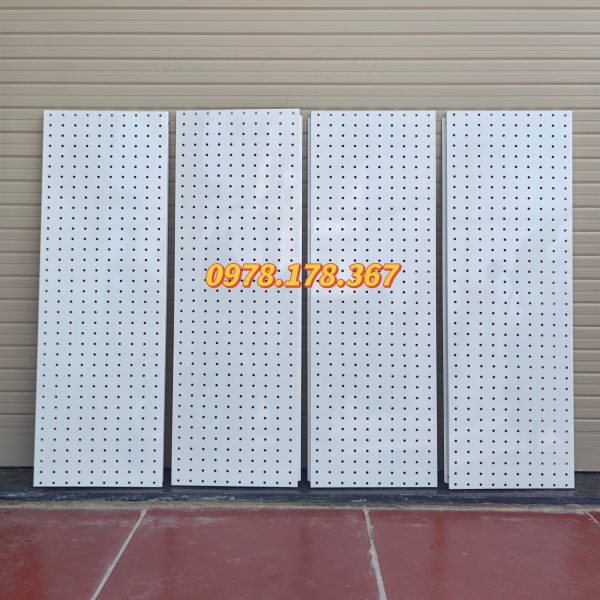 Tấm tôn đục lỗ gắn thanh ray treo phụ kiện đa năng