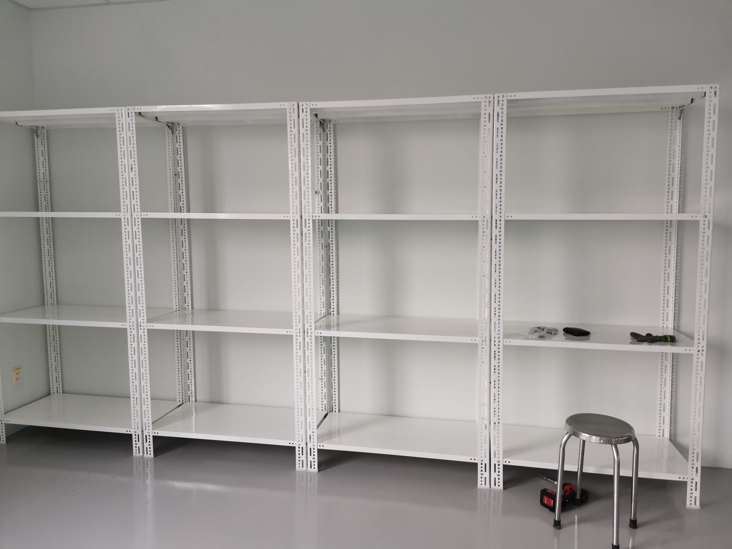 Kệ sắt V lỗ đa năng màu trắng cao cấp
