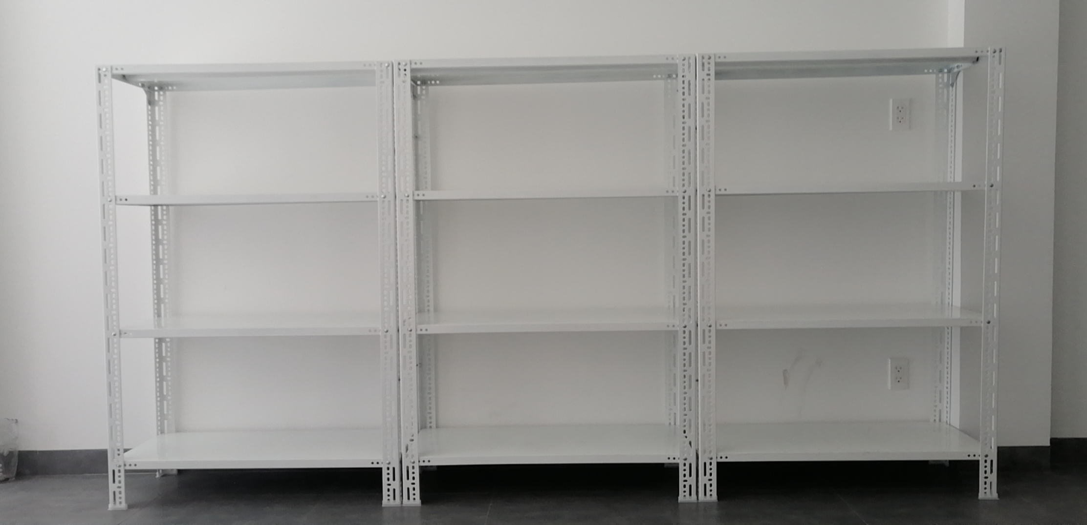 Kệ sắt V lỗ đa năng màu Trắng – Dài 1m x Rộng 40 x Cao 2m x 4 mâm