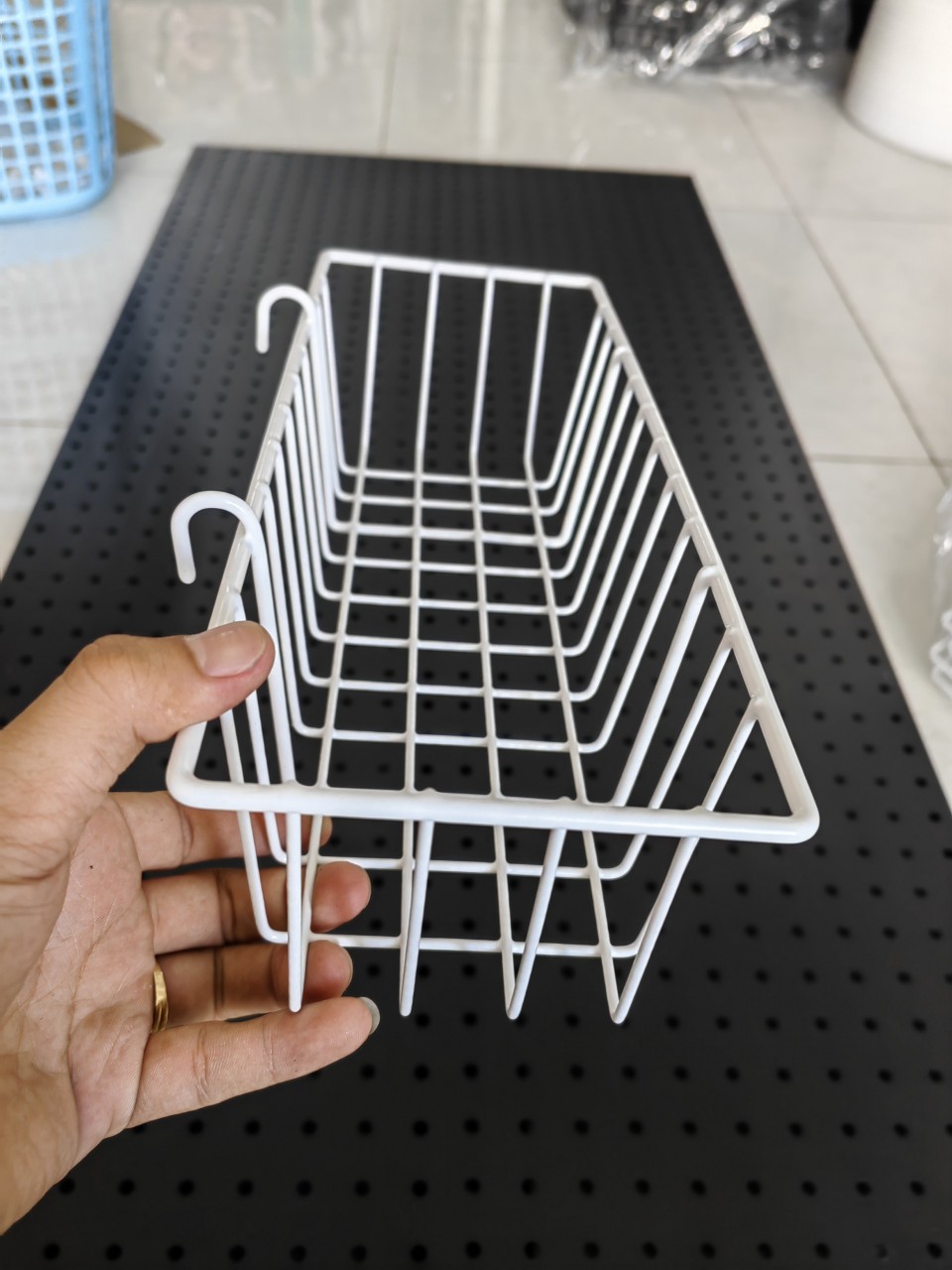 Rổ sắt cài khung lưới đựng đồ đa năng