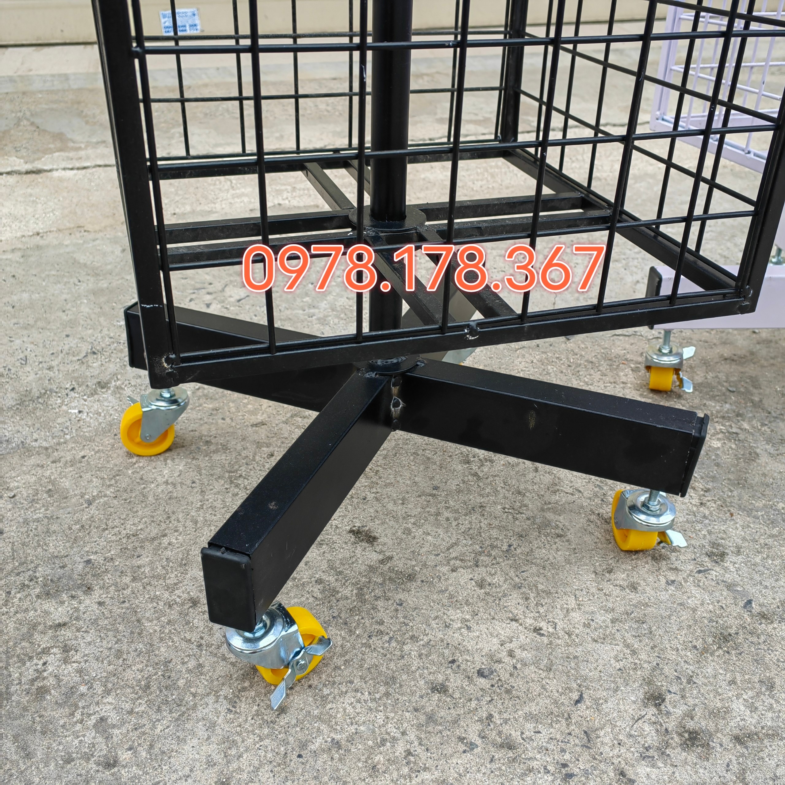 Kệ lưới tam giác cài móc treo phụ kiện đa năng