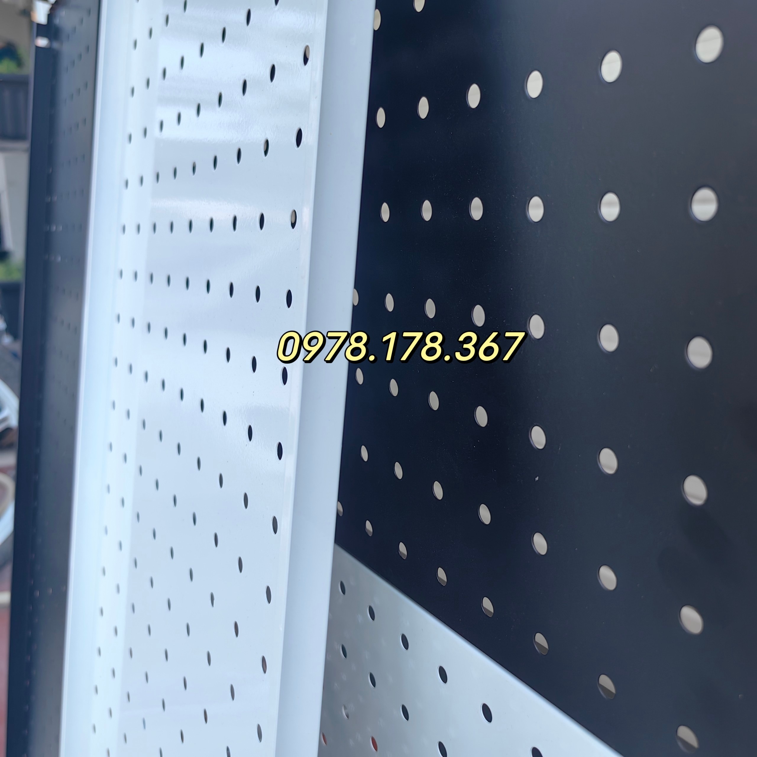 Tấm Tôn Đục Lỗ Gắn Thanh Treo Phụ Kiện Chắc Chắn