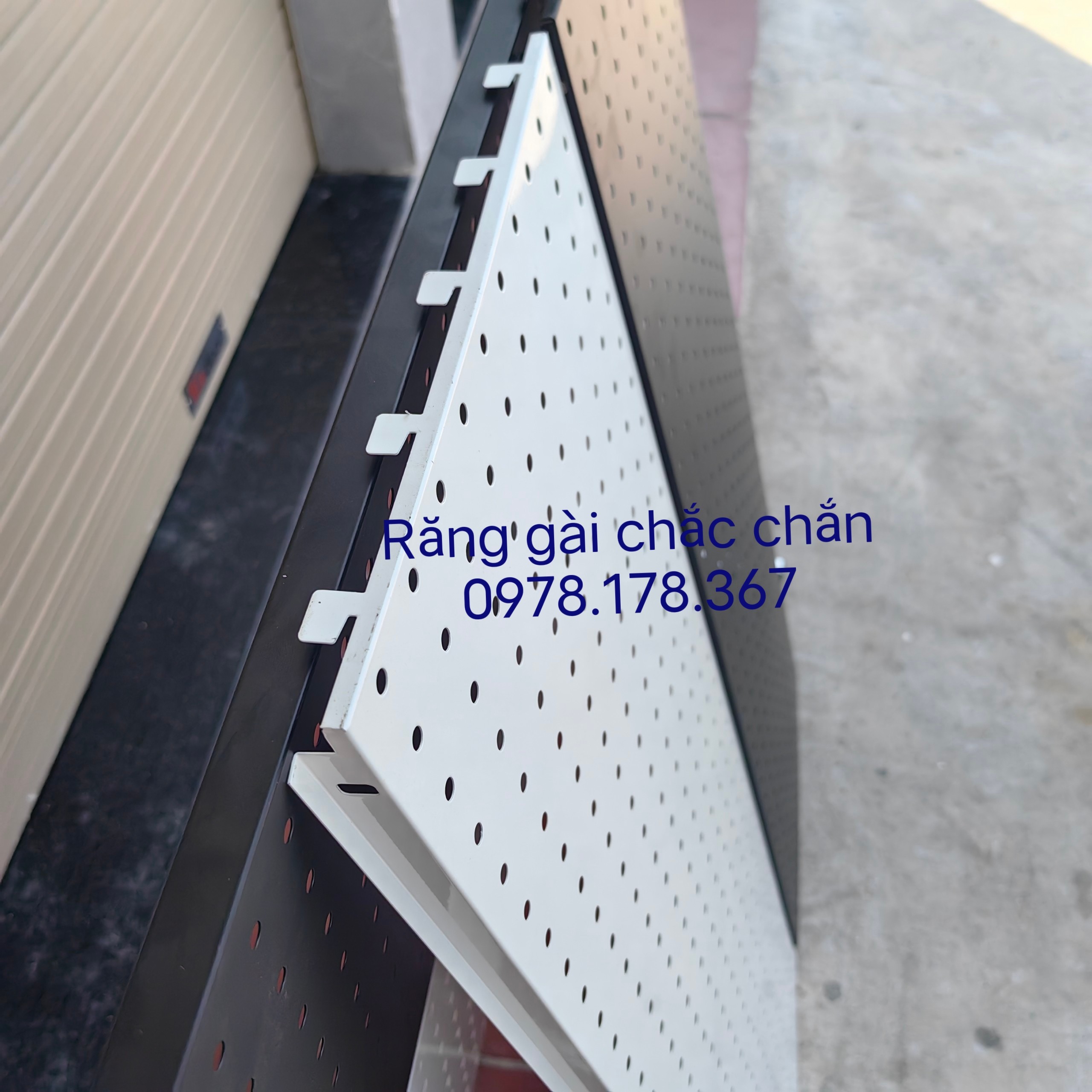 Tấm Tôn Đục Lỗ Gắn Thanh Treo Phụ Kiện Đa Năng, Chống Gỉ Sét