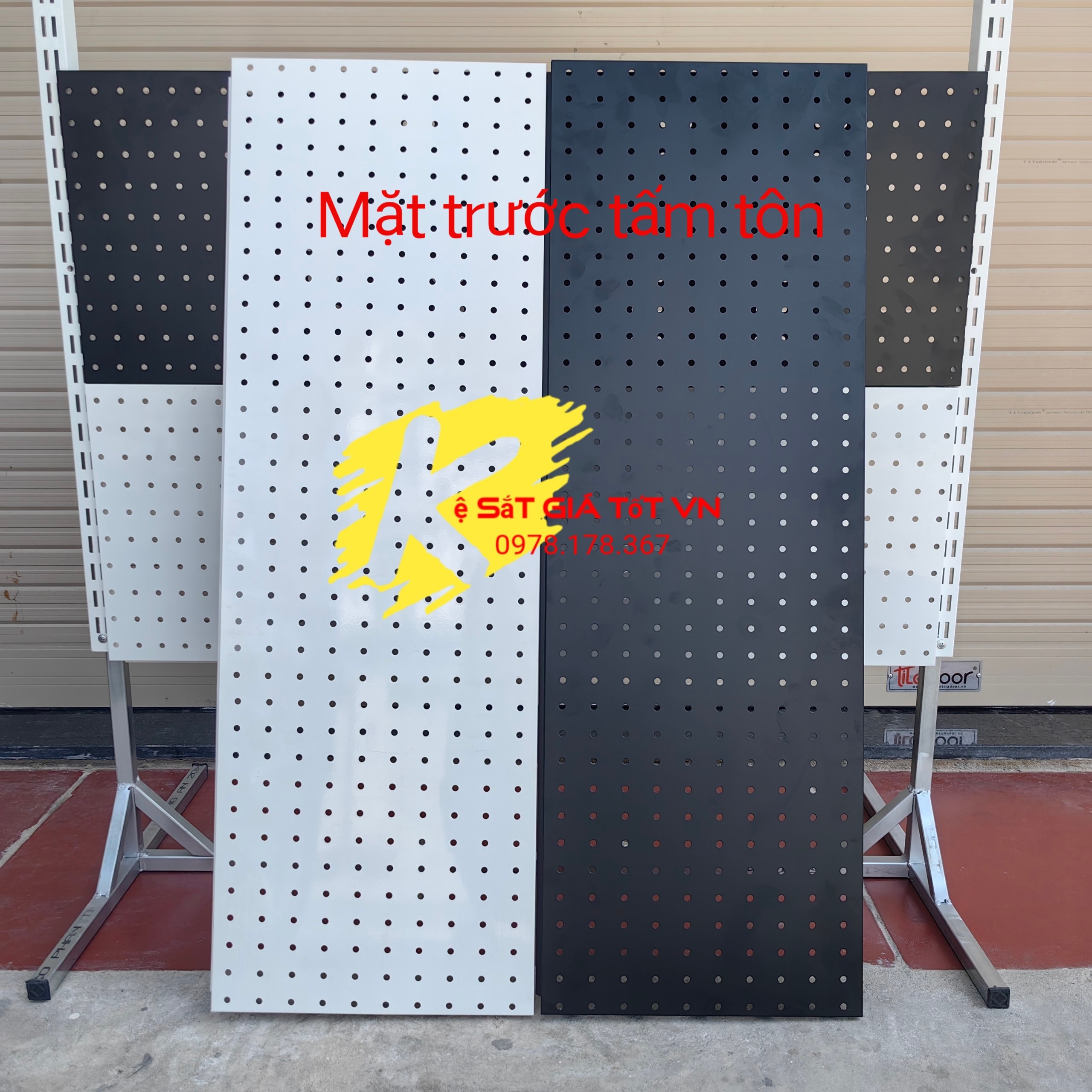 Tấm Tôn Đục Lỗ Gắn Thanh Treo Phụ Kiện Trang Trí Decor