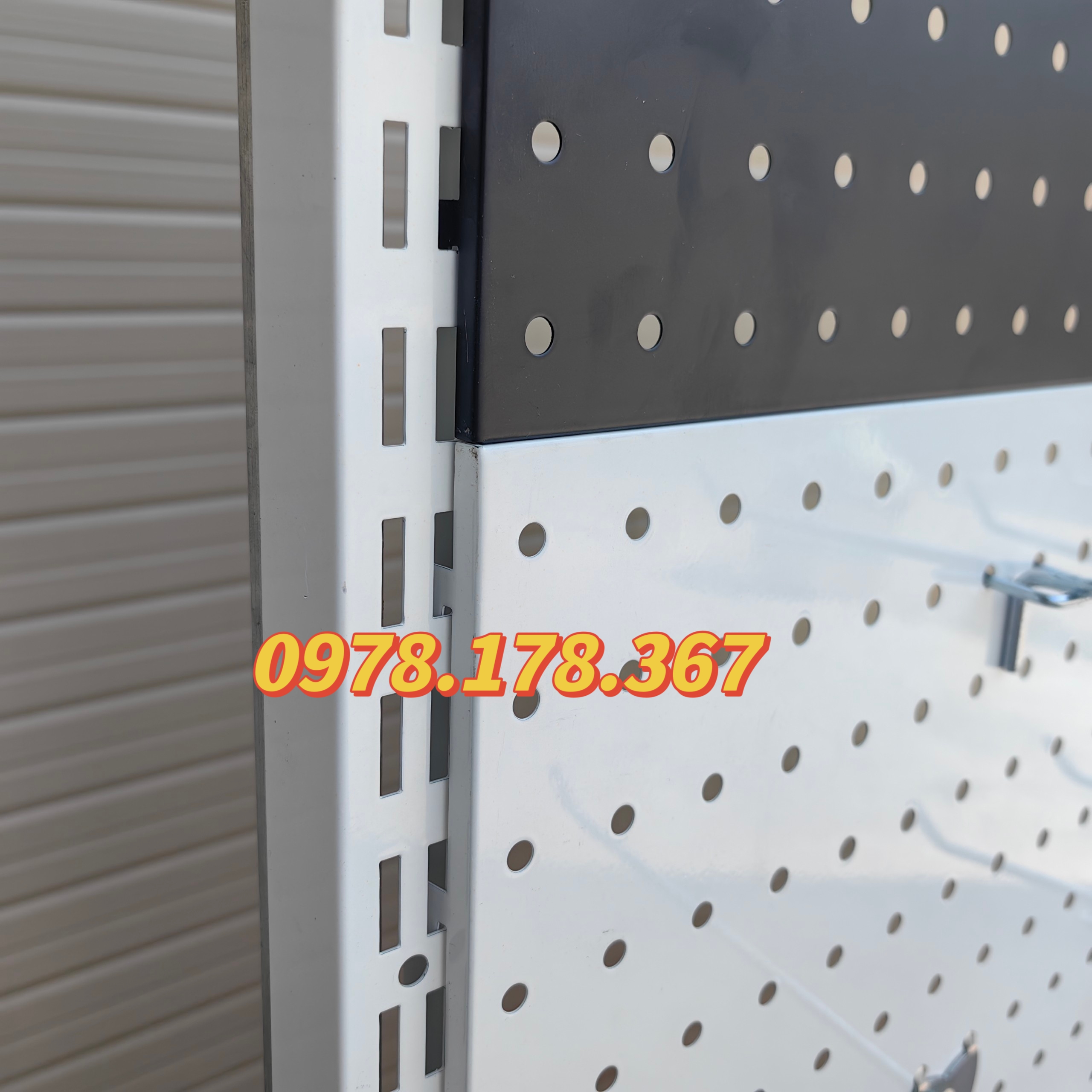 Tấm tôn đục lỗ gắn thanh ray