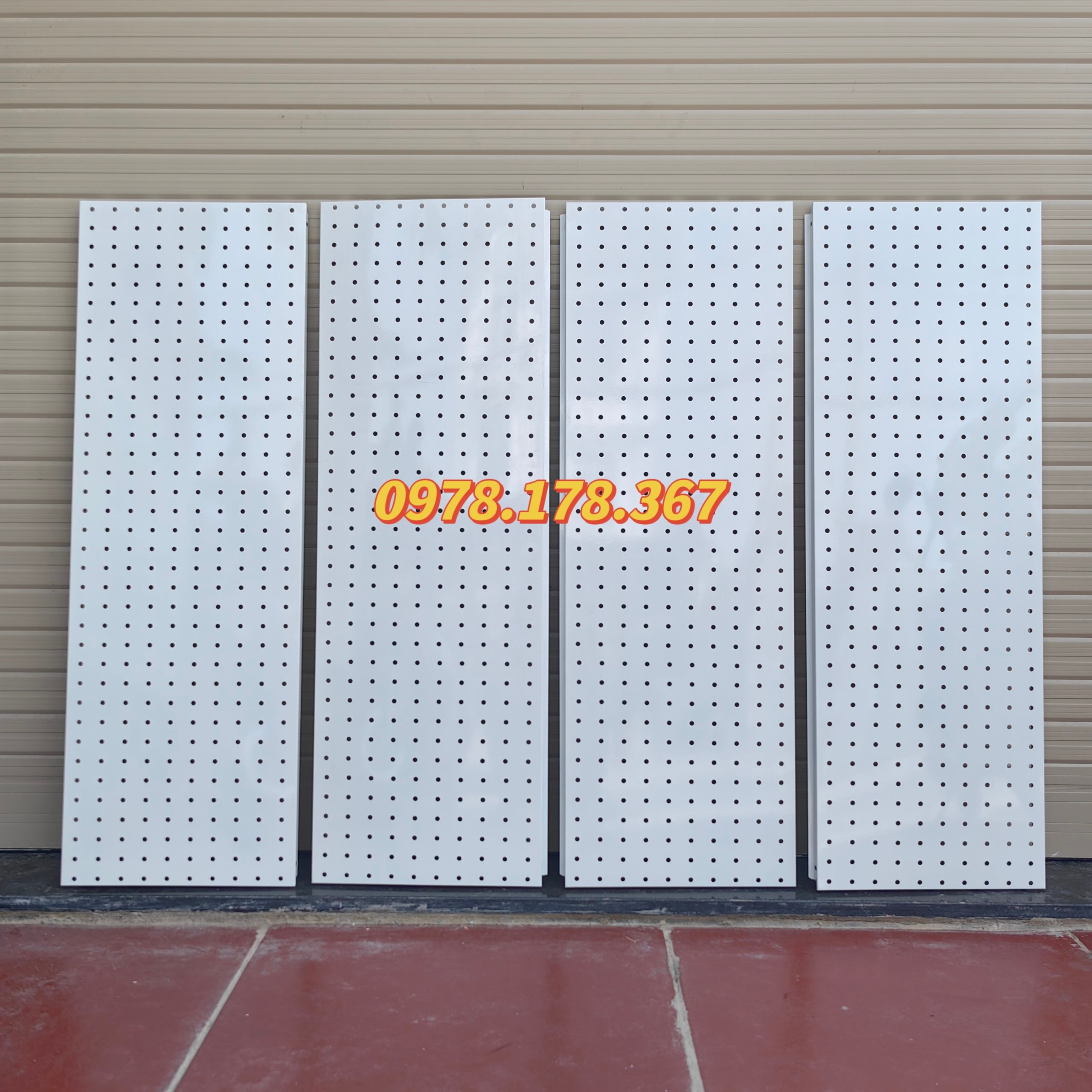 Tấm tôn đục lỗ gắn thanh ray treo phụ kiện đa năng
