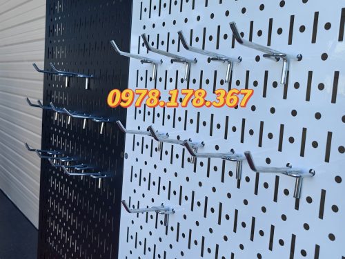 Tấm tôn đục lỗ cài móc treo phụ kiện