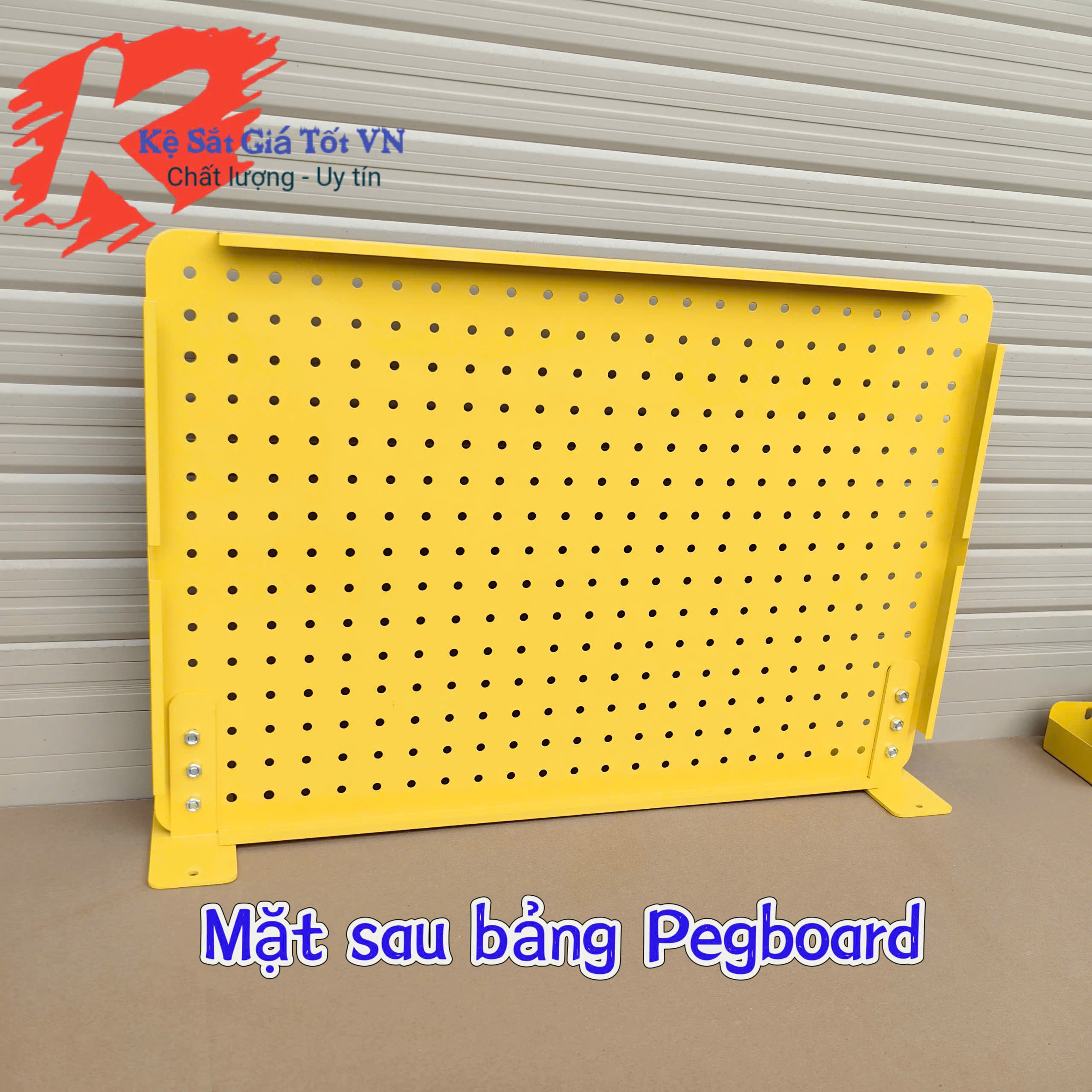 Bảng Pegboard Màu Vàng Để Bàn Cài Móc Treo Phụ Kiện Đa Năng Cao Cấp
