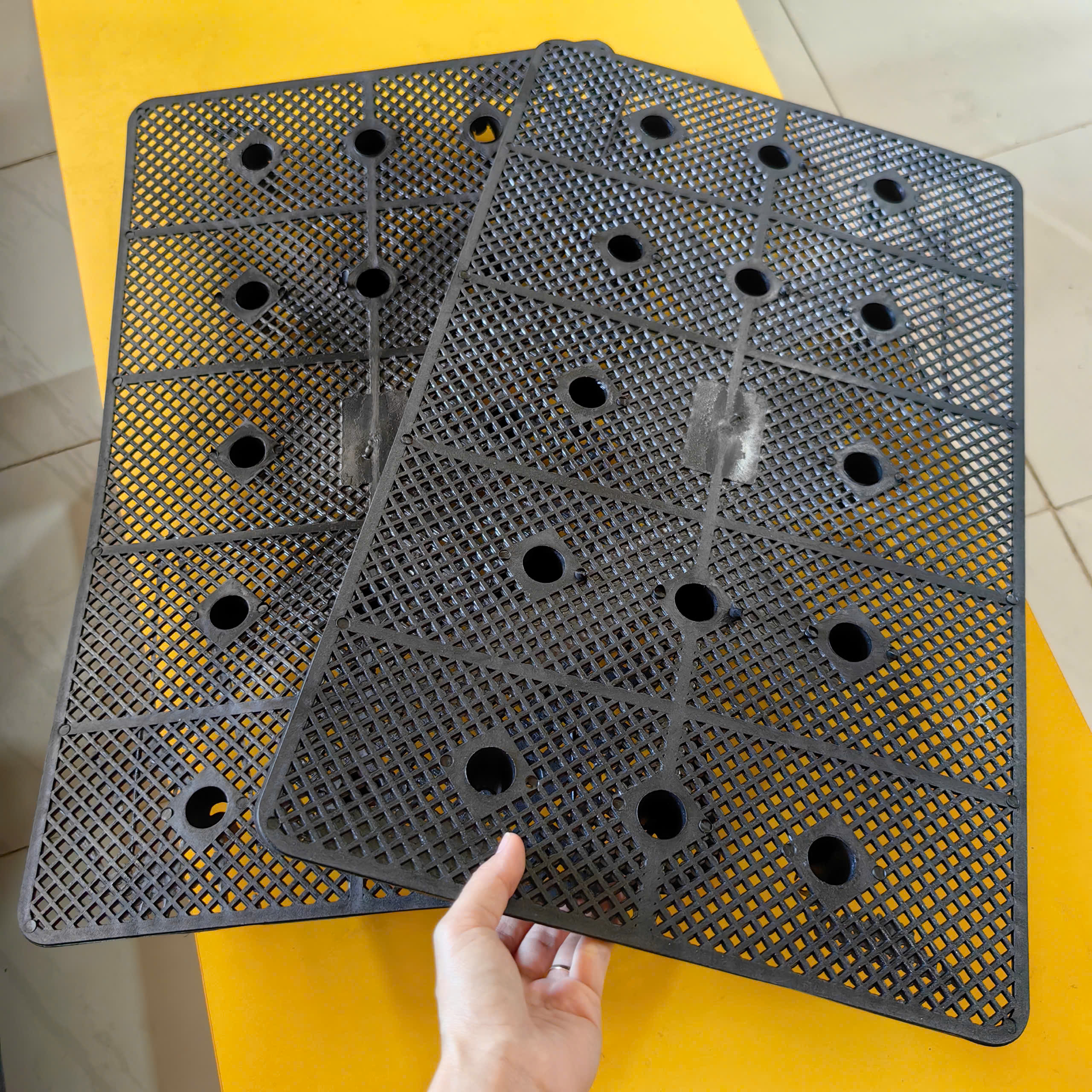 Tấm lưới lót chậu – Vỉ nhựa thoát nước trồng rau dùng cho chậu 65x42x16cm