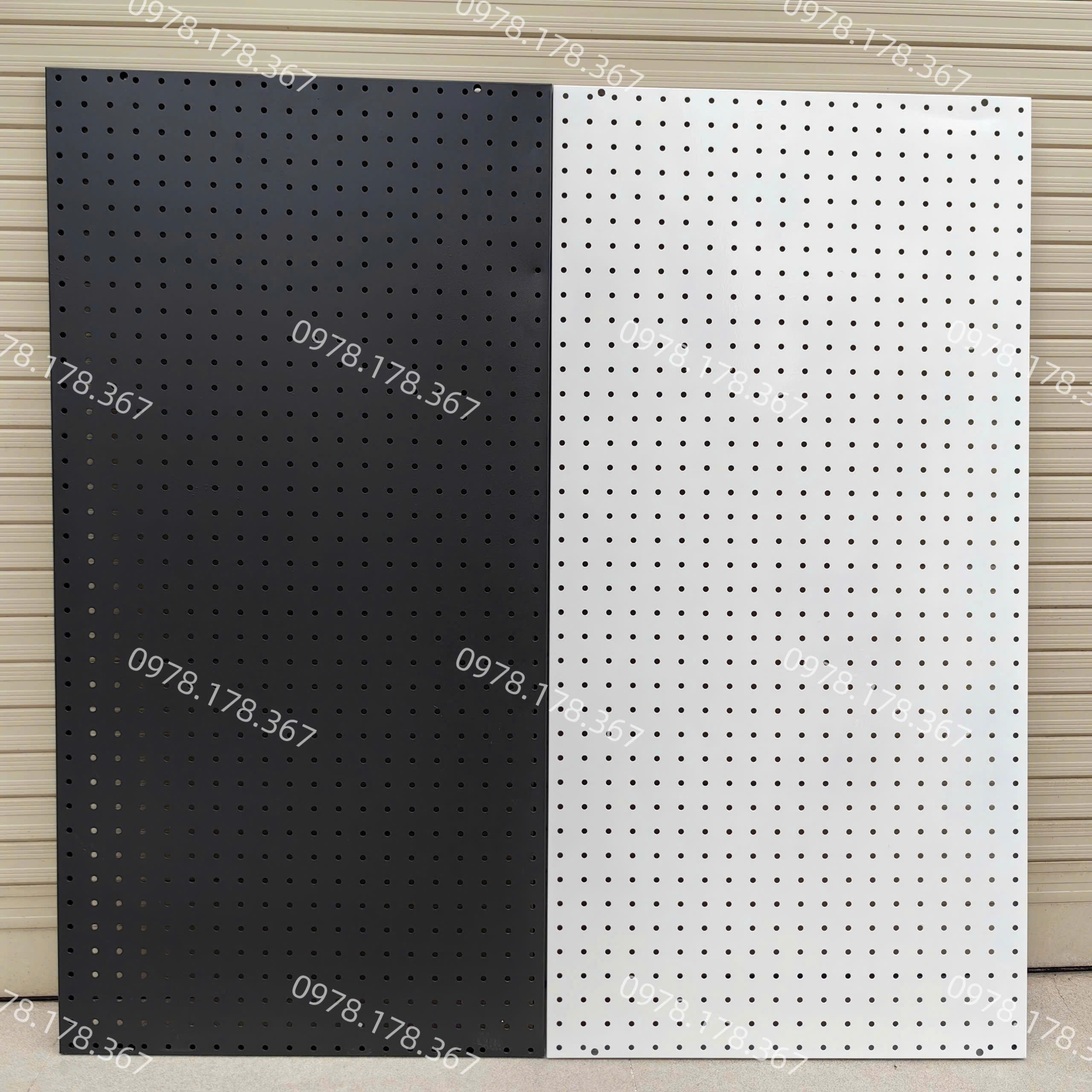 Tấm tôn đục lỗ cài móc treo phụ kiện – 1.2mx50
