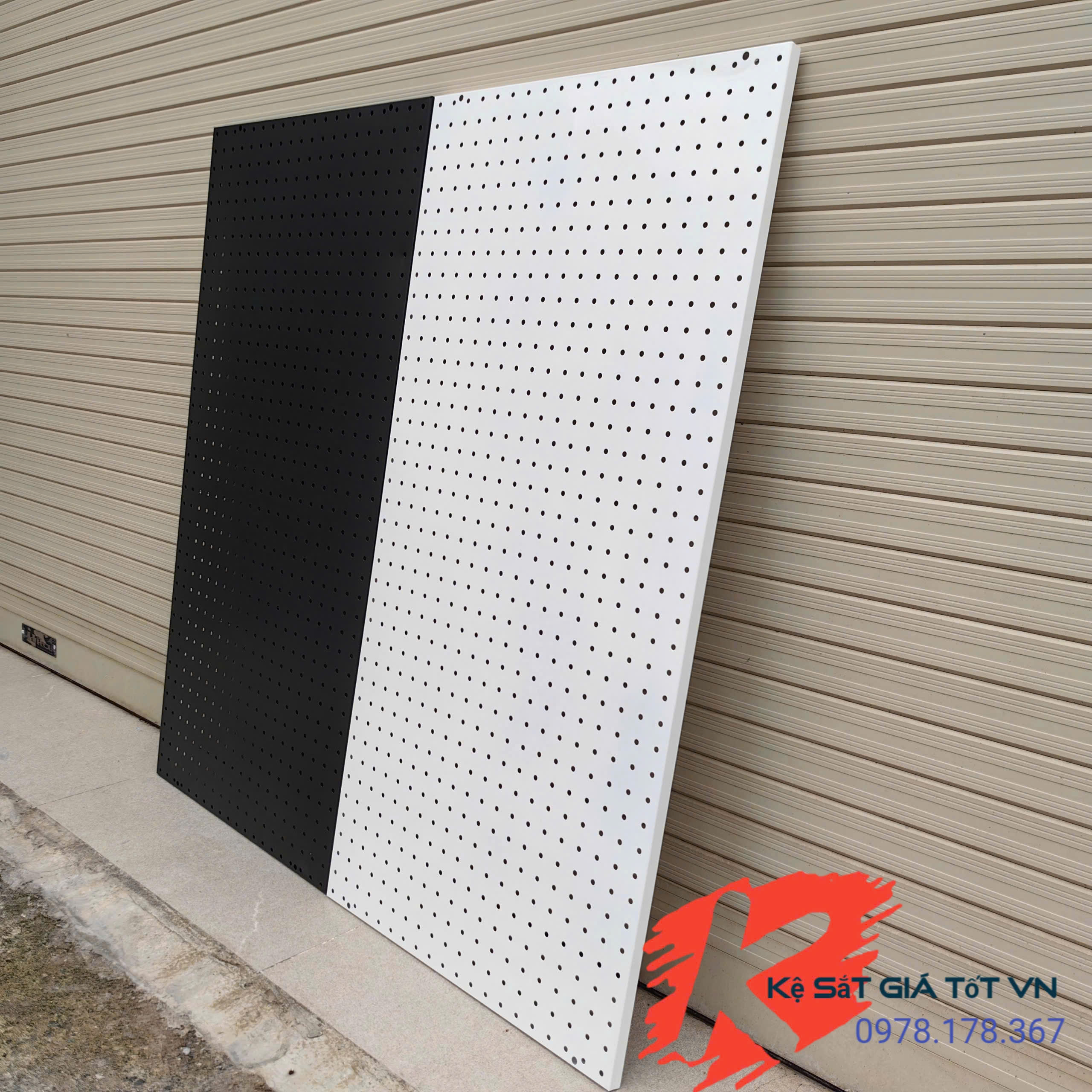 Tấm Tôn Đục Lỗ 1.2m x 50cm Cài Móc Treo Dụng Cụ Sửa Chữa