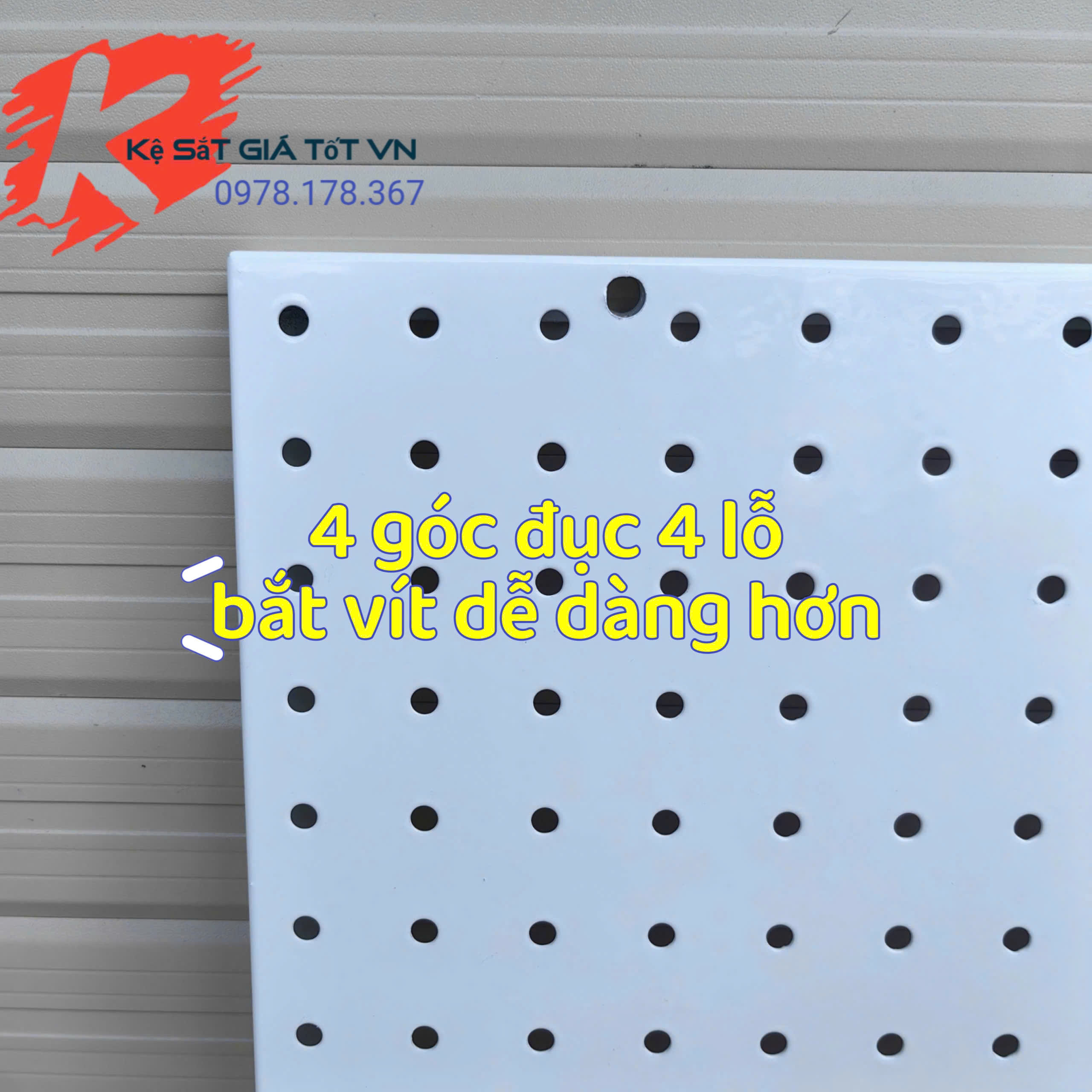 Tấm Tôn Đục Lỗ Cài Móc Treo 1.2m x 50cm Sơn Tĩnh Điện