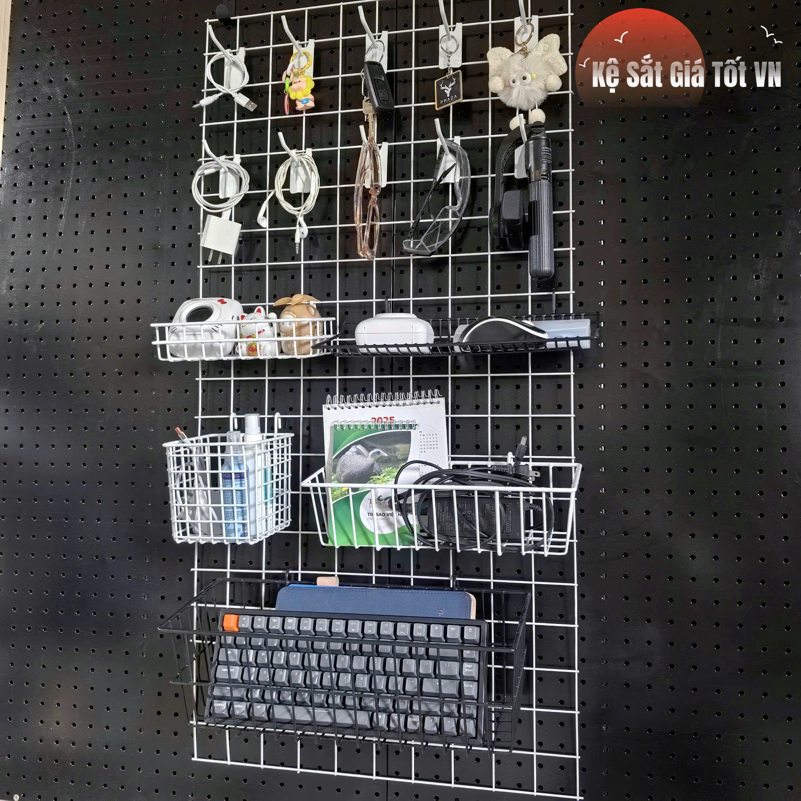 Tấm lưới sắt cài móc treo phụ kiện