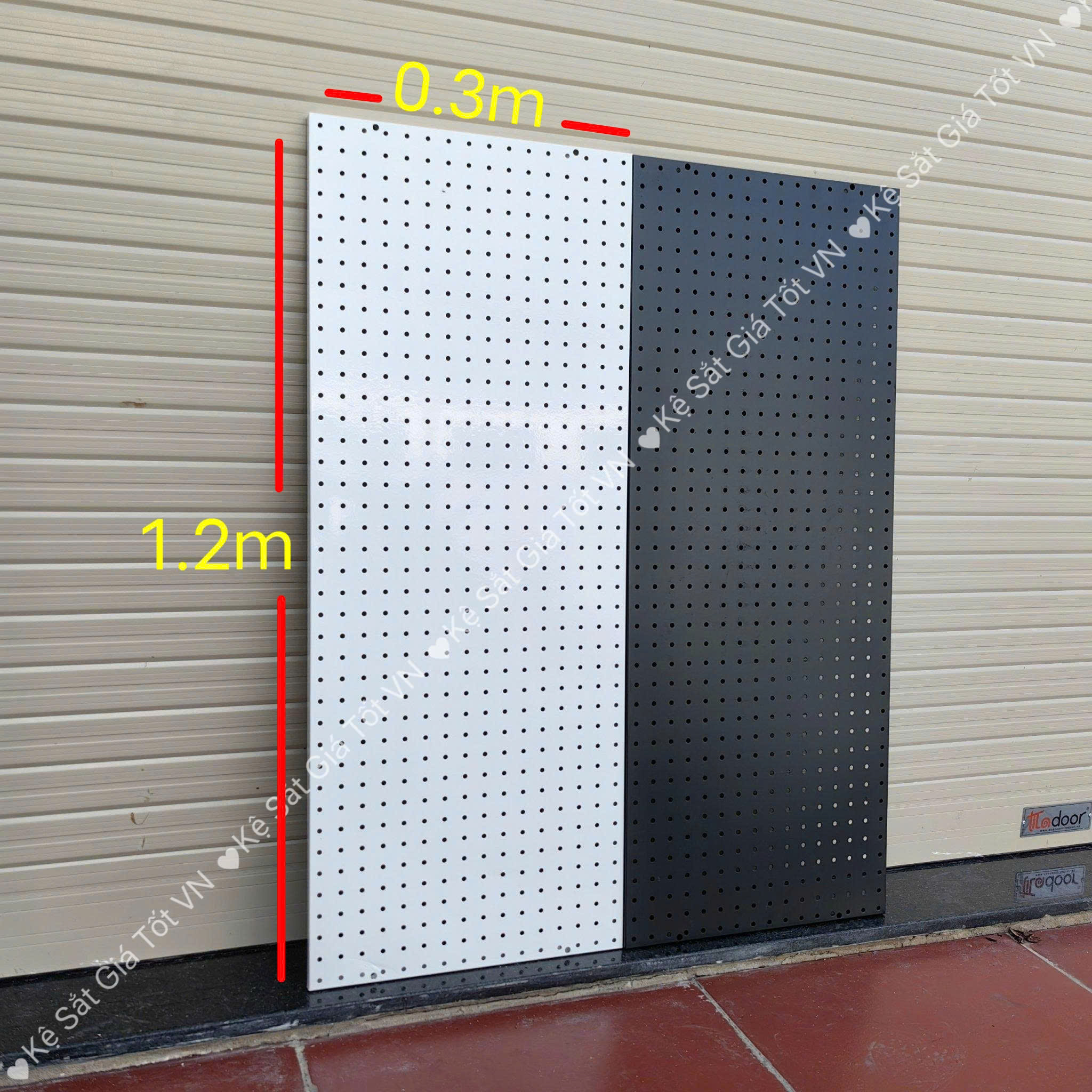 Tấm tôn đục lỗ - Bảng Pegboard cài móc treo phụ kiện cao cấp