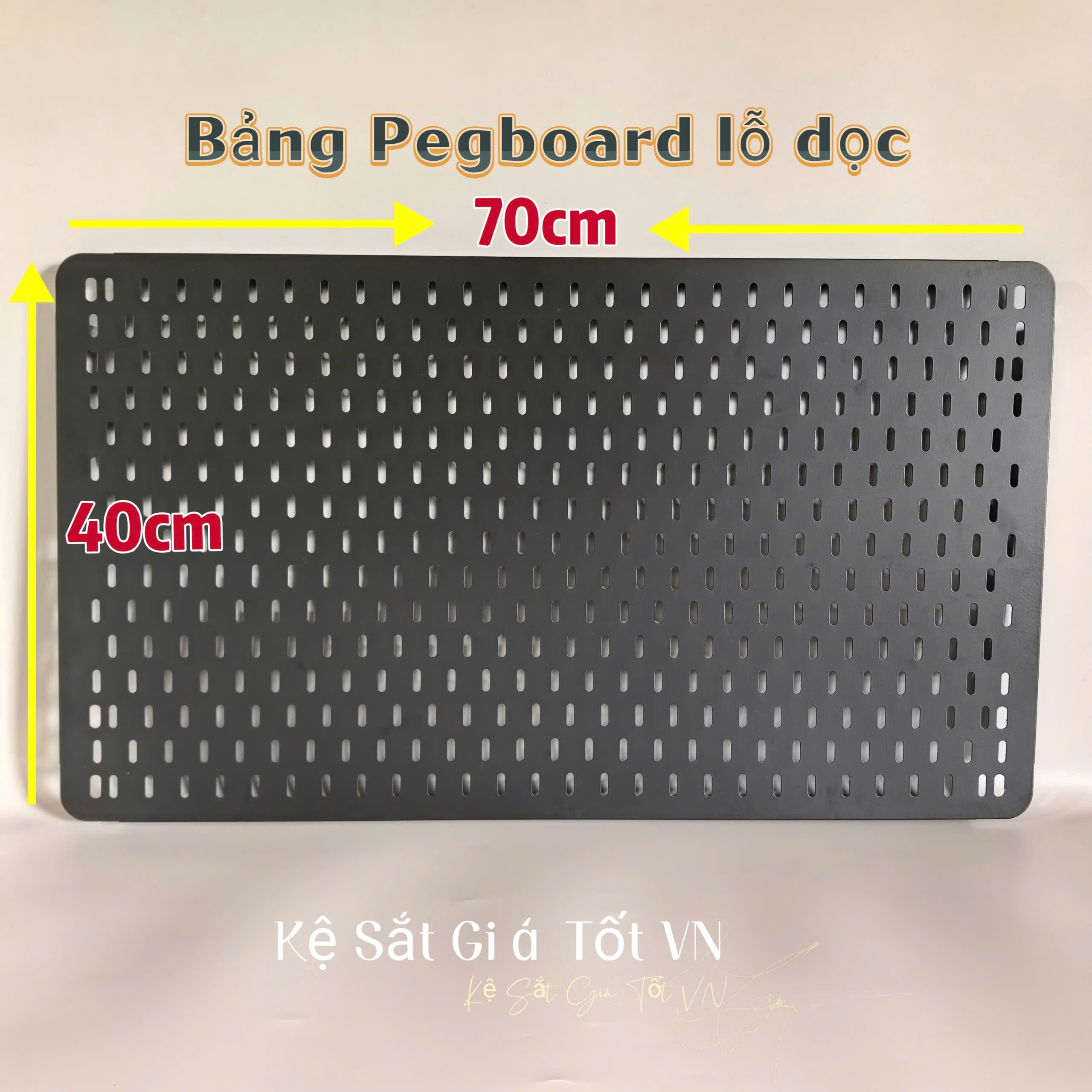 Tấm tôn đục lỗ cài móc treo phụ kiện