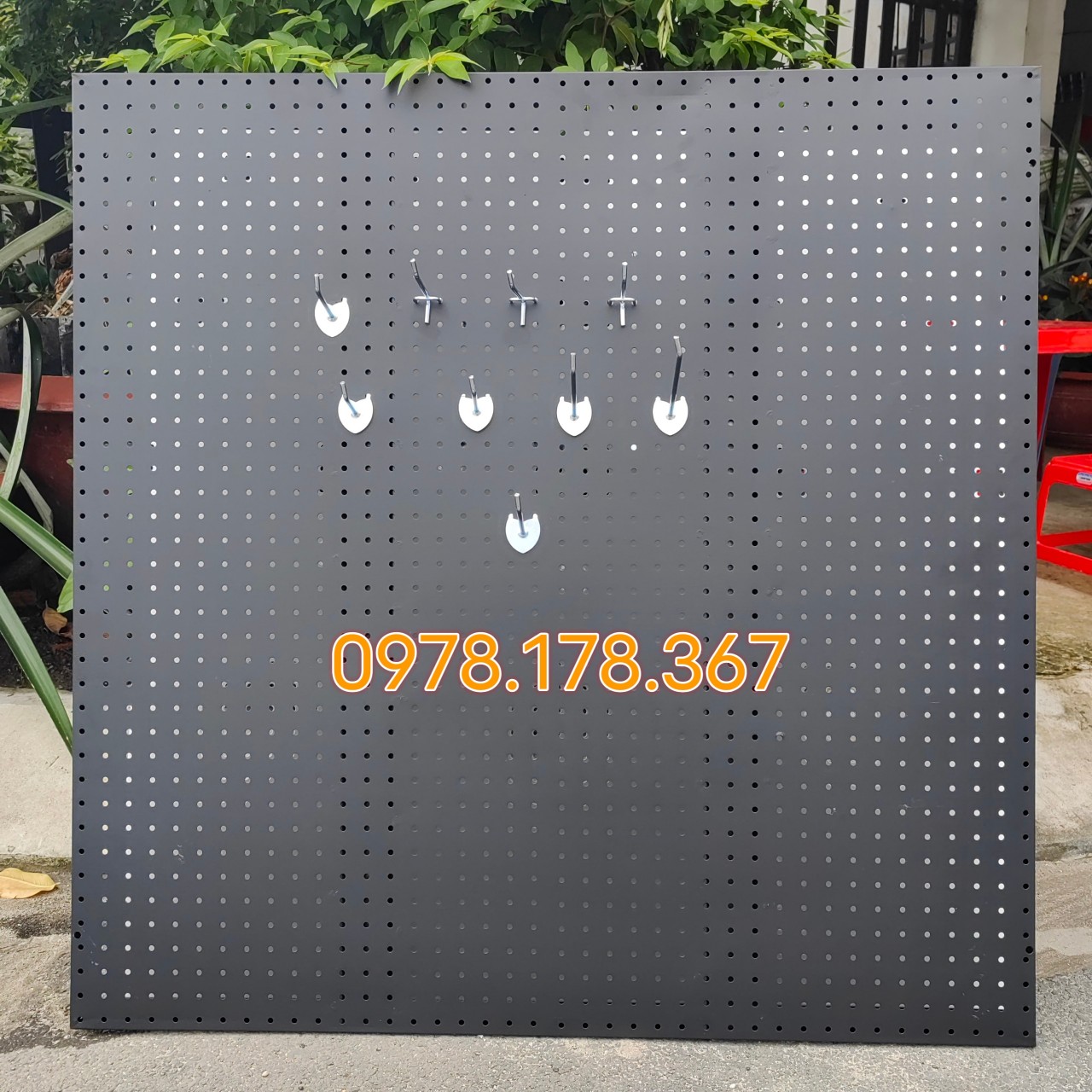 Tấm Tôn Đục Lỗ Cài Móc Treo Phụ Kiện Đa Năng – 1mx1m