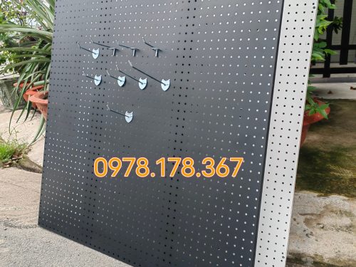 Tấm tôn đục lỗ cài móc treo phụ kiện đa năng