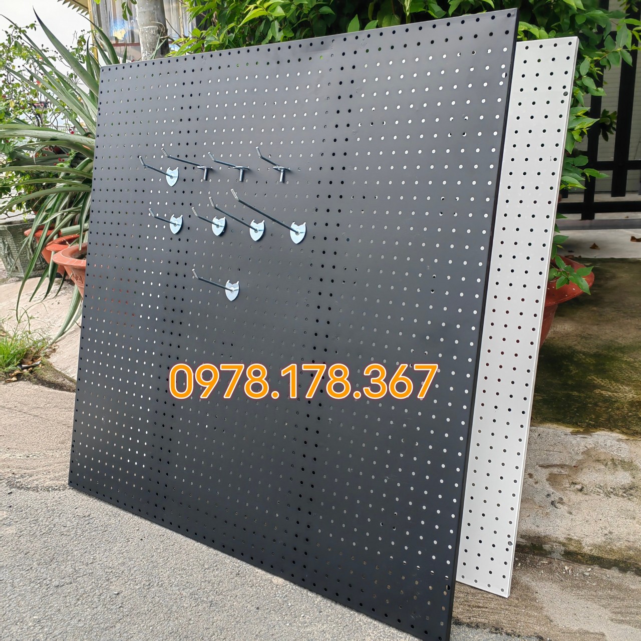 Tấm tôn đục lỗ cài móc treo phụ kiện đa năng