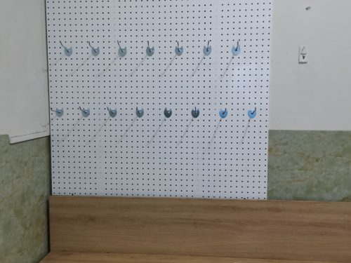 Tấm tôn đục lỗ - 1mx1m Màu Trắng