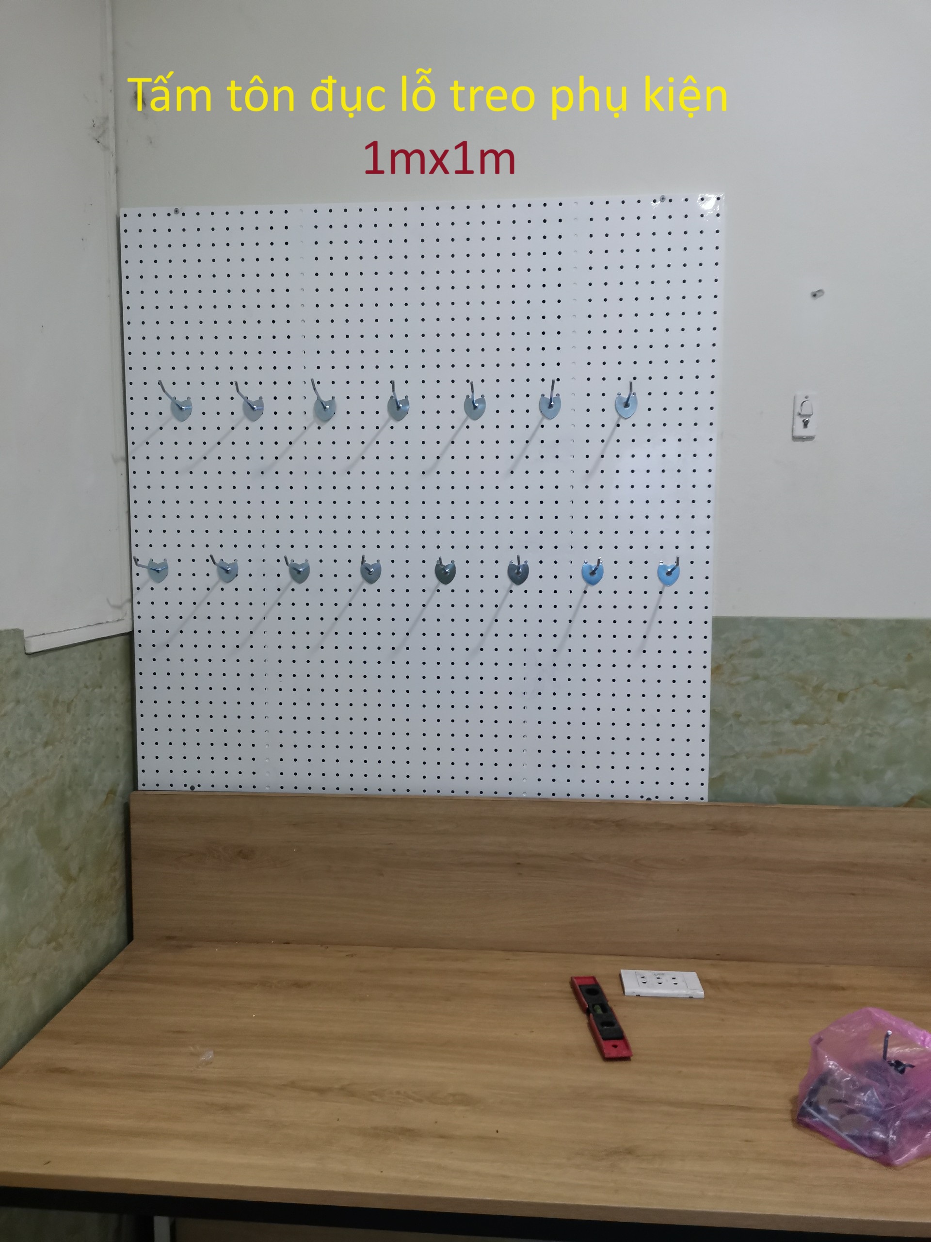 Tấm tôn đục lỗ - 1mx1m Màu Trắng