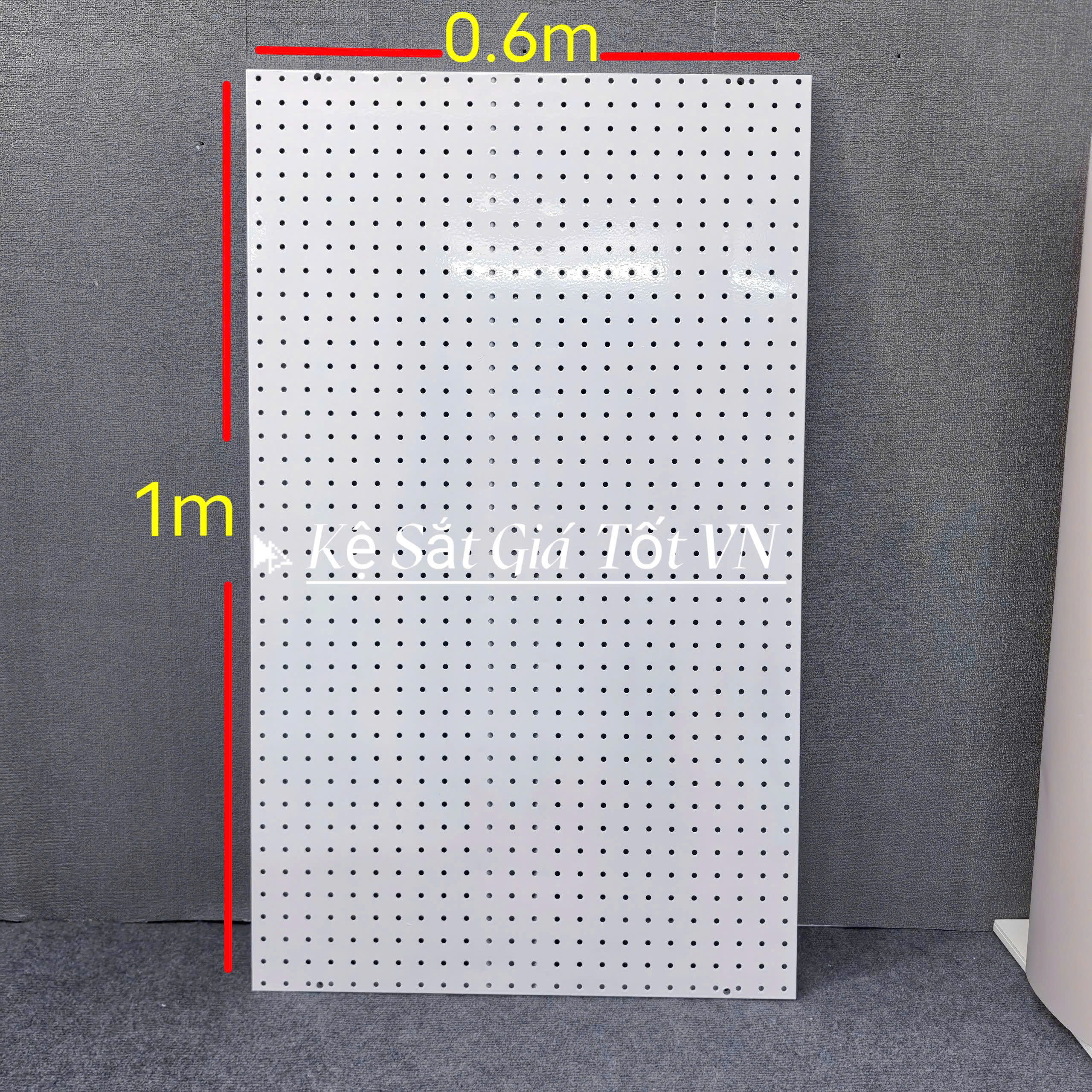 Tấm tôn đục lỗ cài móc treo phụ kiện đa năng