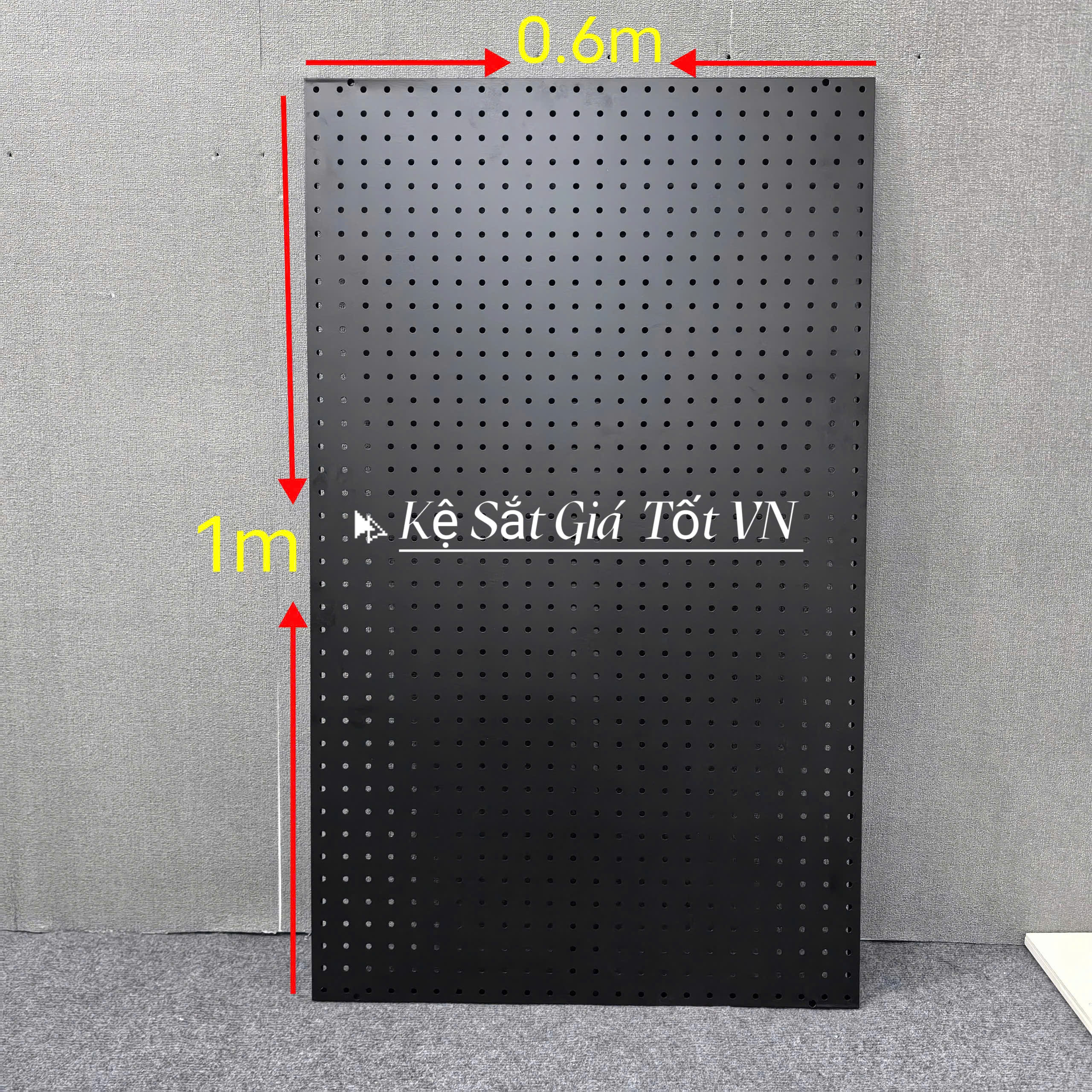 Tấm tôn đục lỗ cài móc treo phụ kiện