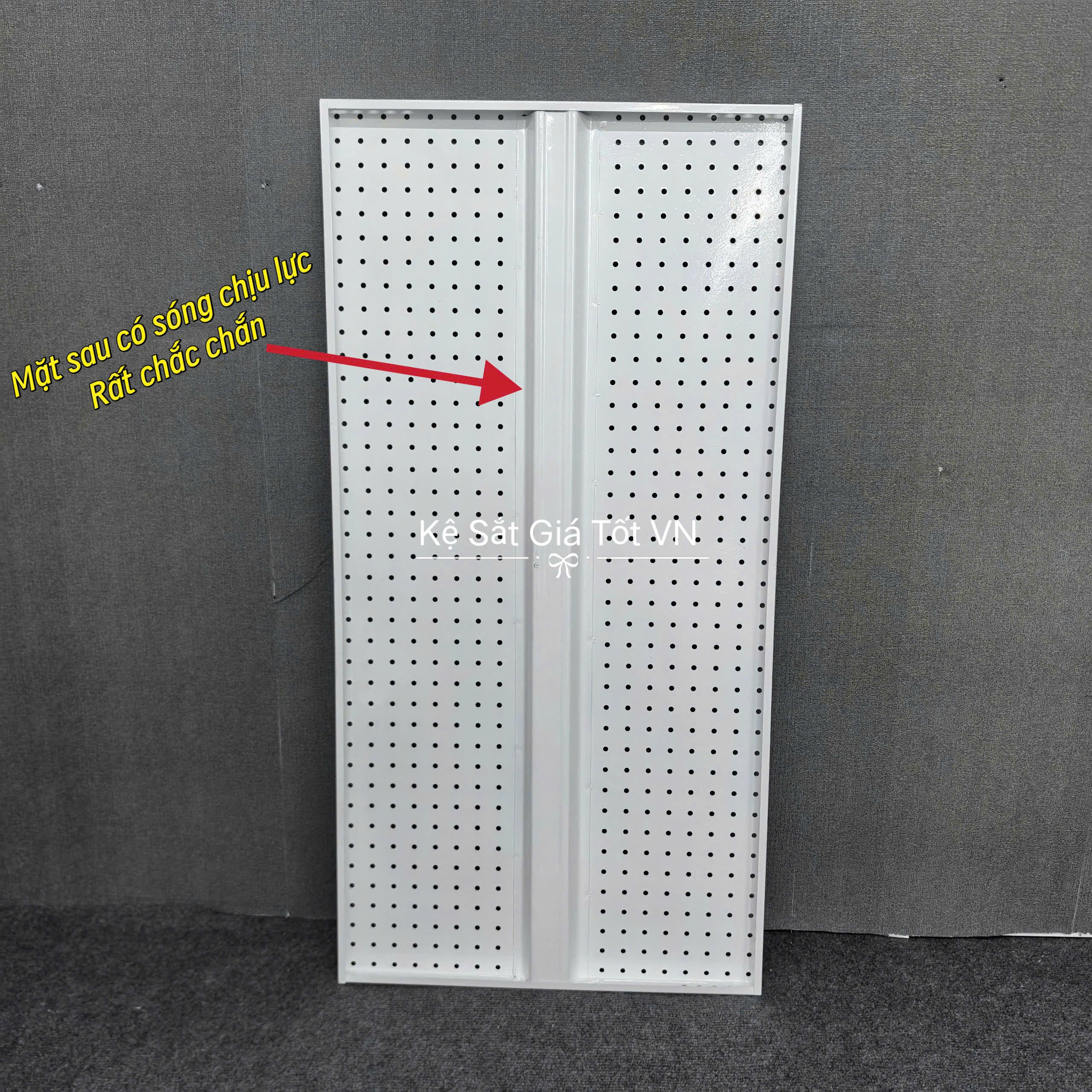 Bảng Pegboard dày 0.8mm, cuốn cạnh 1.5cm Tấm tôn 1.2mx60 có 1 sóng chịu lực phía sau rất chắc chắn