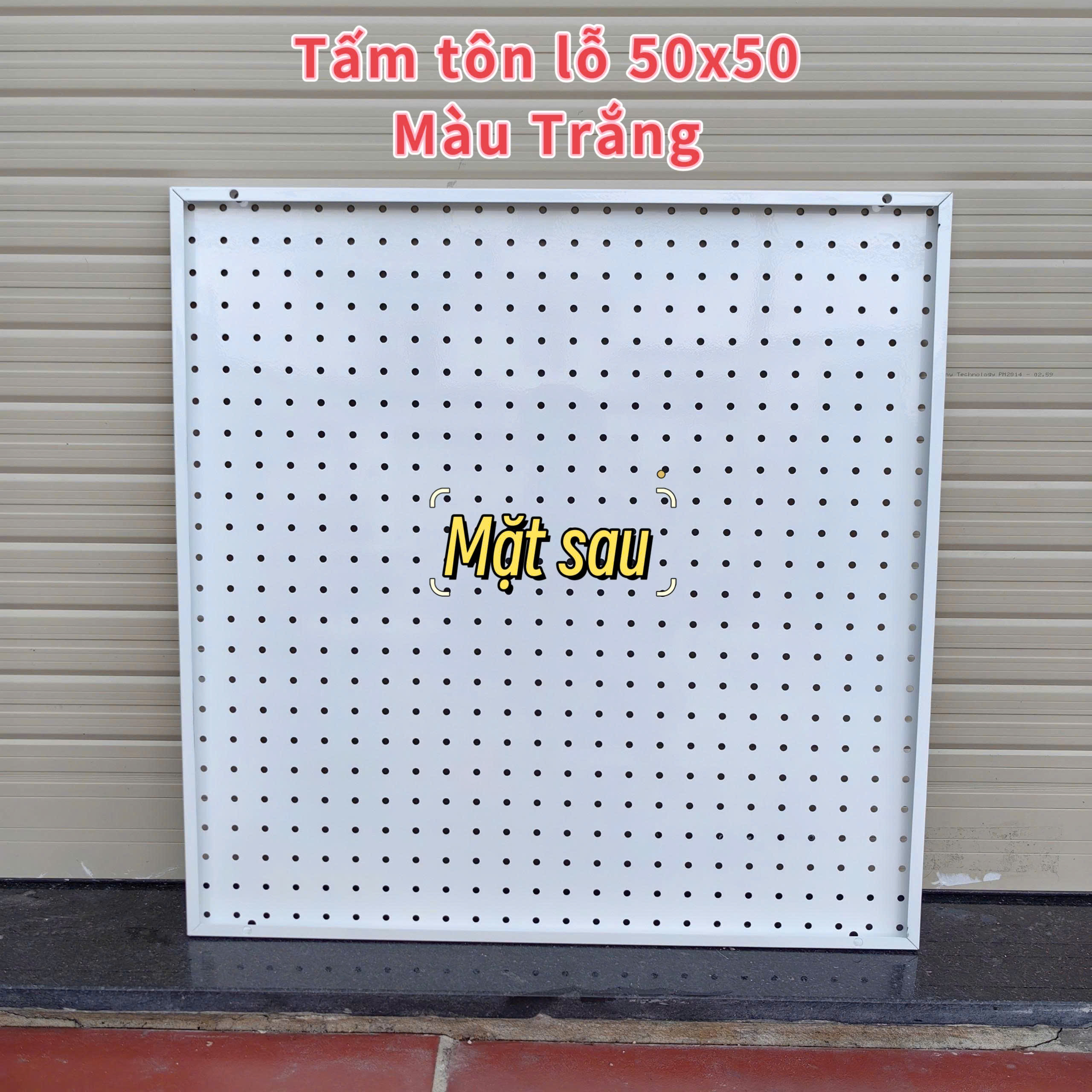 Tấm tôn đục lỗ sơn tĩnh điện nét mịn Mặt sau bảng lỗ Pegboard bo góc vuông và cuốn cạnh 1.5cm