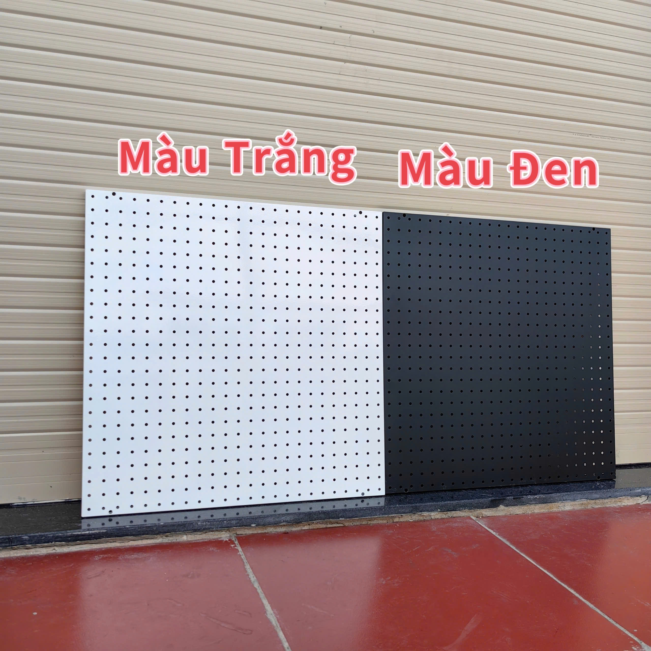 Tấm tôn đục lỗ bắt vít trực tiếp lên tường treo phụ kiện