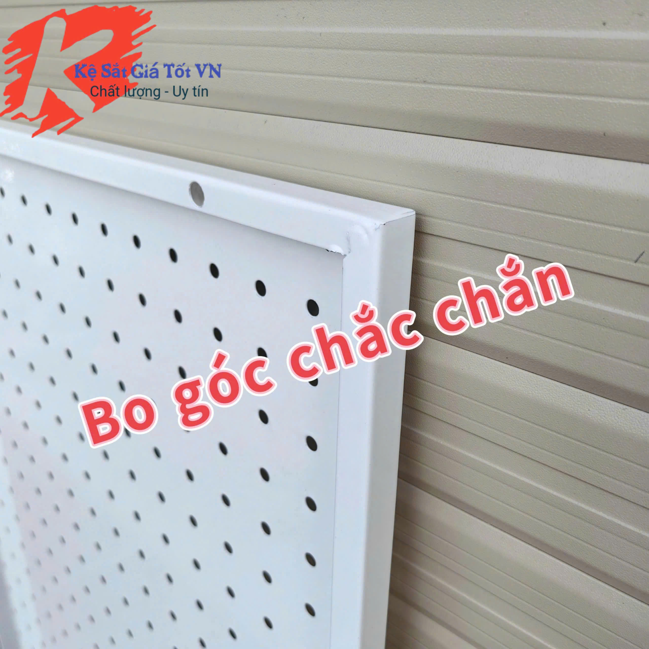 Tấm tôn đục lỗ bo góc vuông và cuốn cạnh 1.5cm