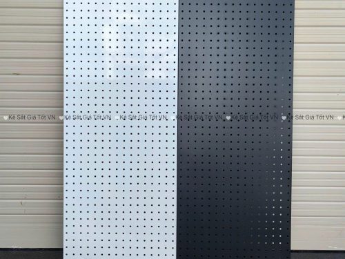 Tấm tôn đục lỗ bắt vít lên tường, cài móc treo phụ kiện