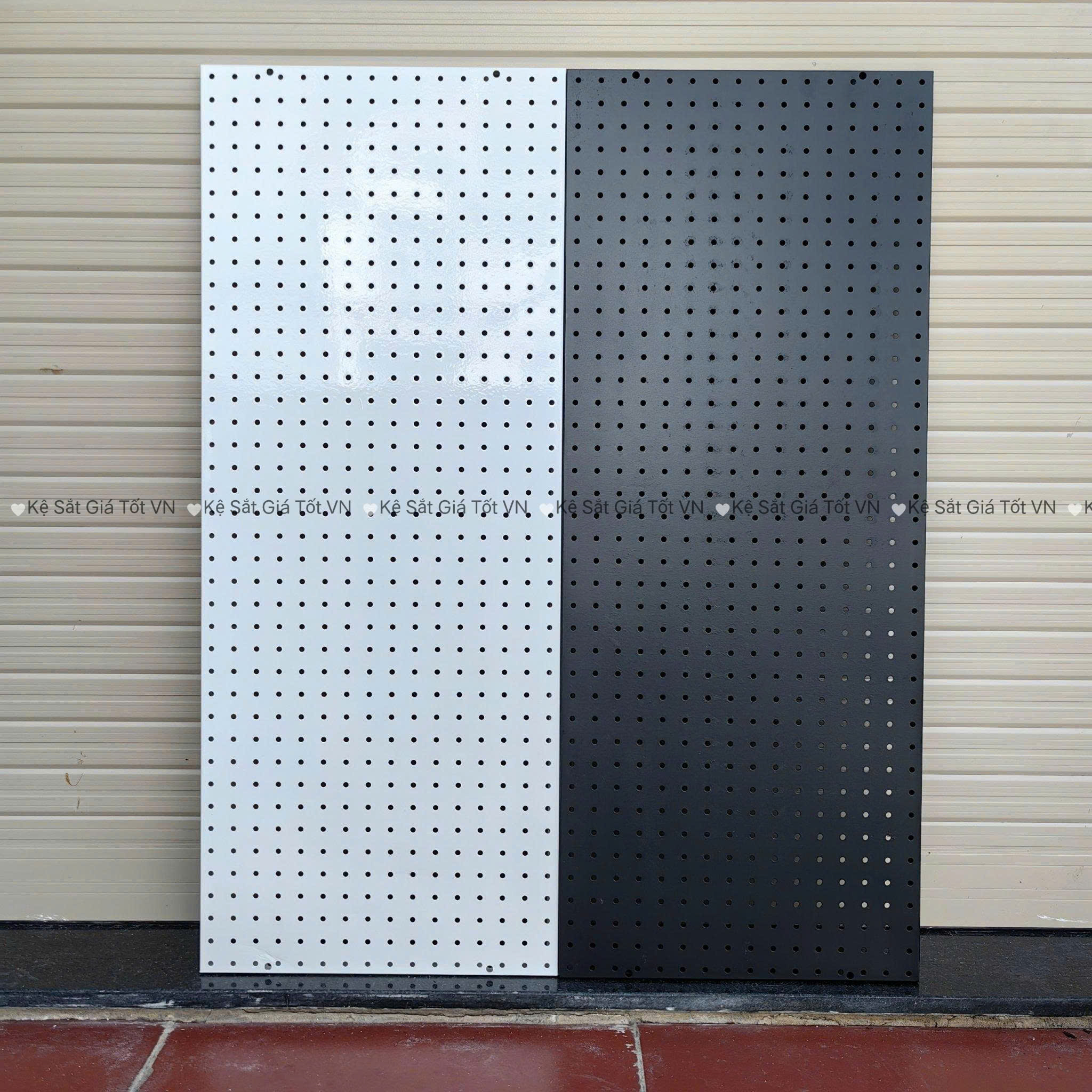 Tấm tôn đục lỗ bắt vít lên tường, cài móc treo phụ kiện