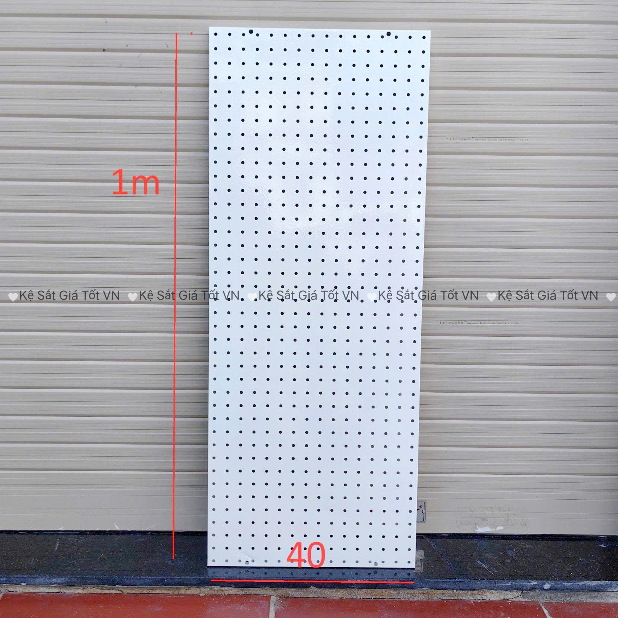 Tấm tôn đục lỗ – Bảng Pegboard cài móc treo phụ kiện (1mx40)