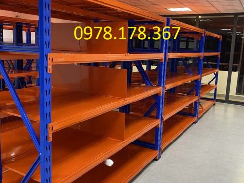 Kệ trung tải chứa hàng tải trọng lớn, từ 200-300kg/1 tầng.