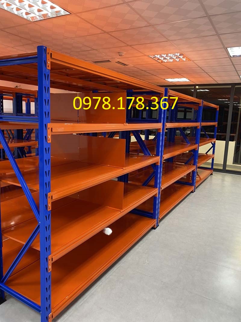 Kệ trung tải chứa hàng tải trọng lớn, từ 200-300kg/1 tầng.