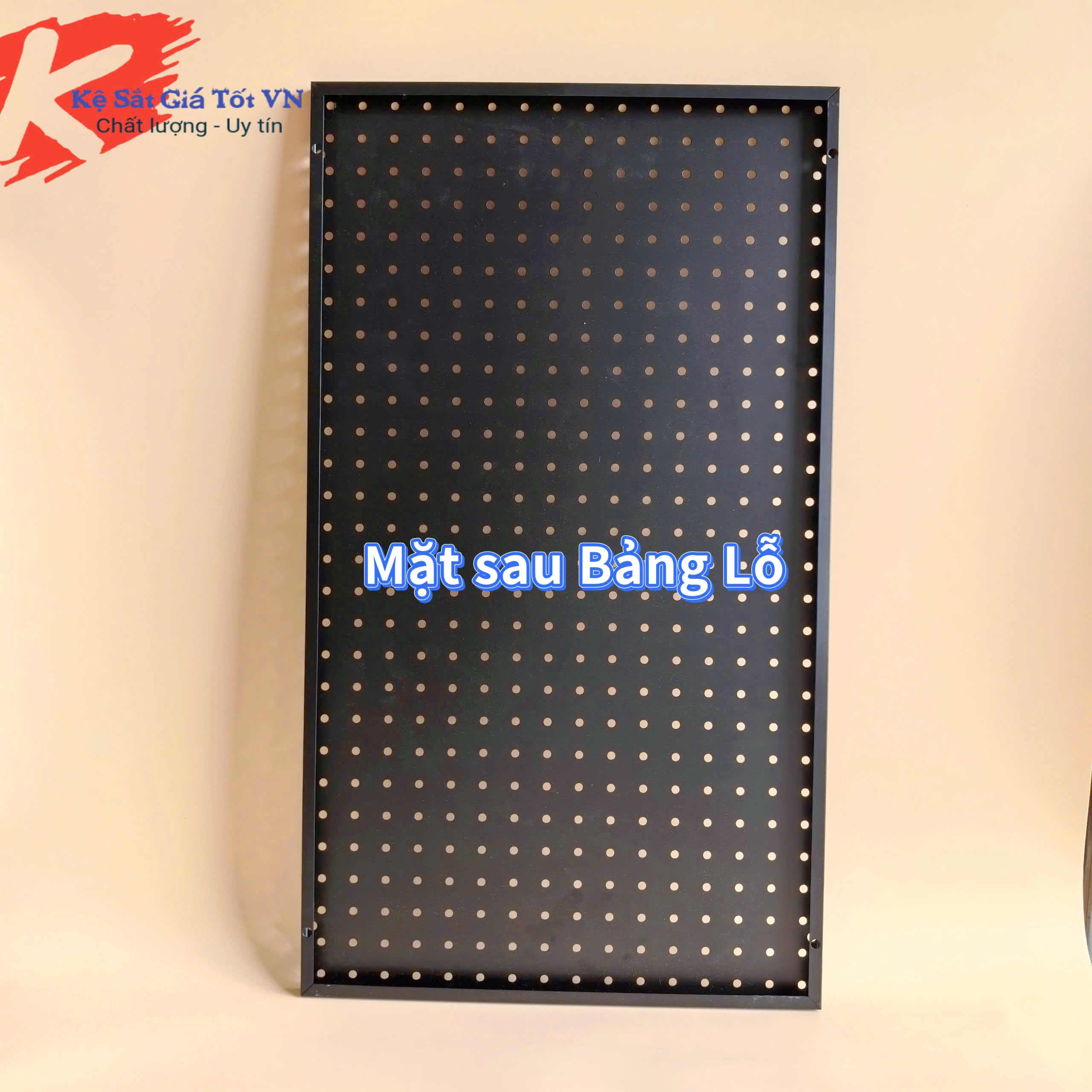 Bảng Pegboard được bo góc vuông và cuốn cạnh 1.5cm rất chắc chắn.