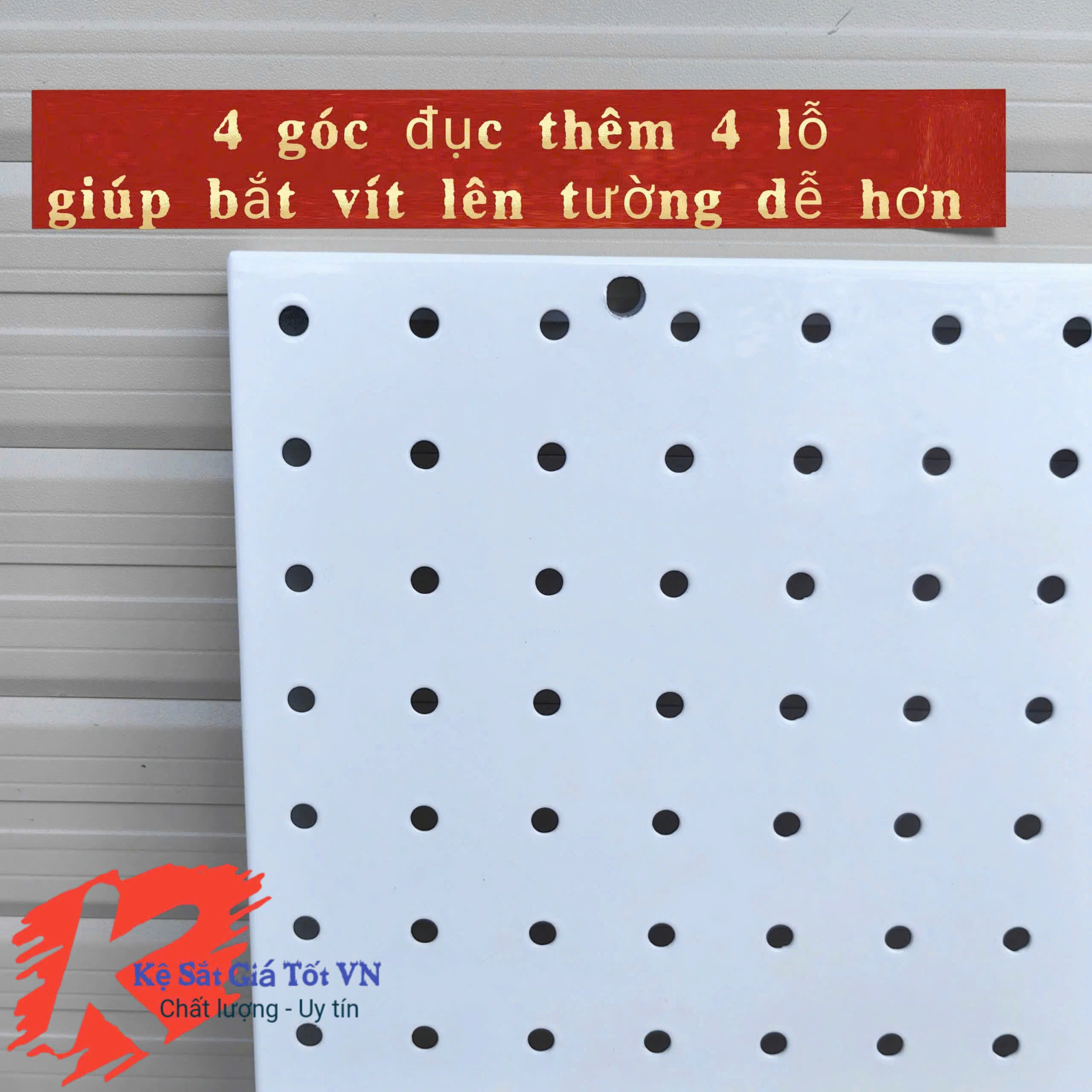 Bảng lỗ Pgboard, 4 góc đục thêm 4 lỗ giúp bắt vít lên tường dễ hơn