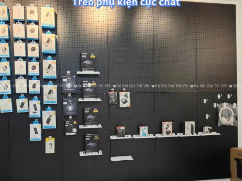 Tấm tôn bắt vít trực tiếp lên tường cài móc treo phụ kiện điện thoại