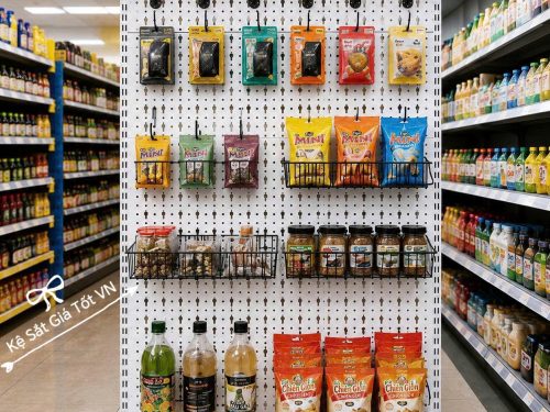 Kệ pegboard lưng lỗ giọt nước trưng bày hàng hóa trong siêu thị