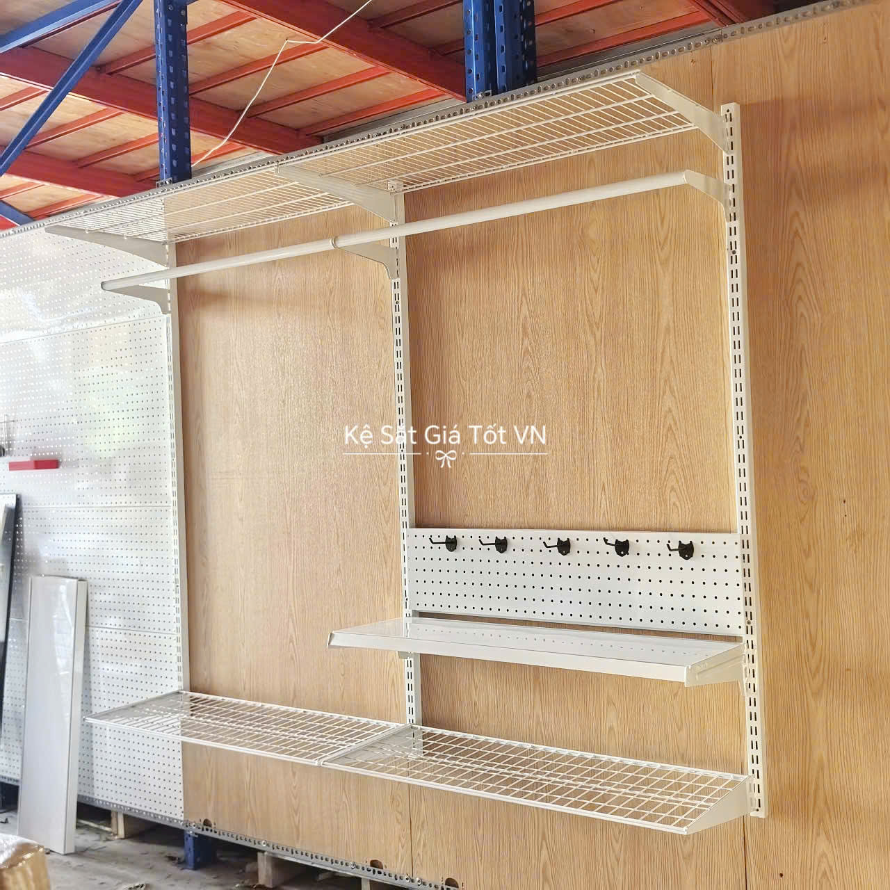 Kệ thanh ray gắn tường treo quần áo - Giải pháp tiết kiệm không gian chuyên nghiệp Kệ thanh ray gắn tường treo phụ kiện đa năng