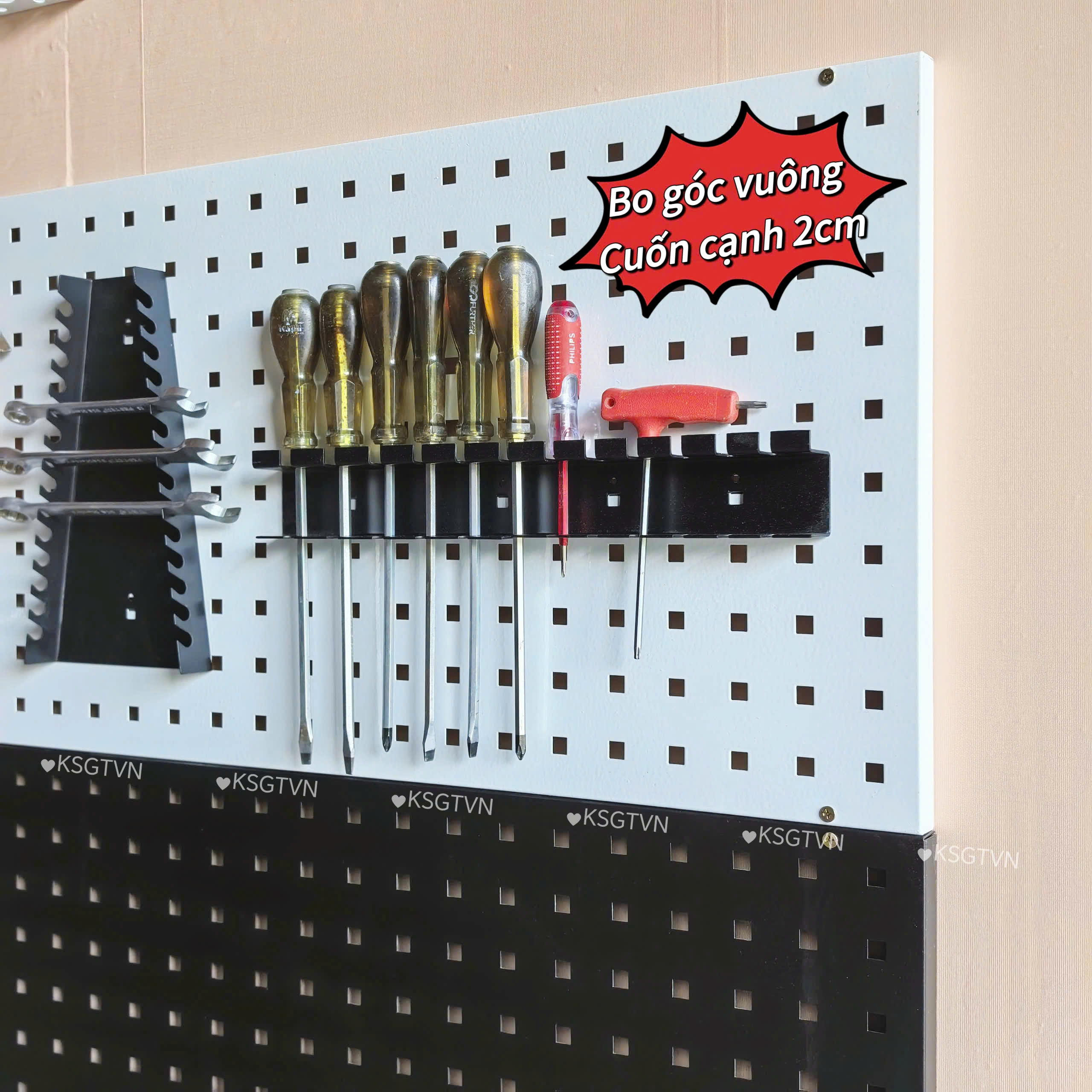 Bảng pegboard lỗ vuông bắt vít lên tường cài móc treo đồ cơ khí