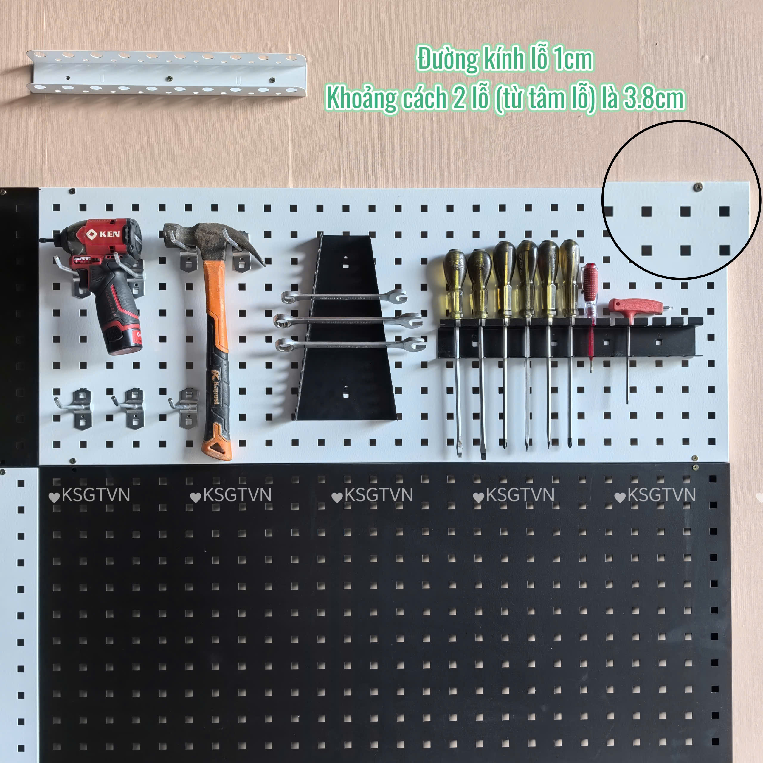 Bảng pegboard lỗ vuông cài móc treo phụ kiện đa năng