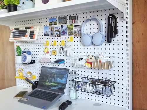 Kệ Pegboard chân đứng treo đồ đa năng phù hợp để sắp xếp phụ kiện, sách, đồ decor, cây xanh mini và vật dụng cá nhân. Giải pháp tiện lợi cho không gian sống hiện đại.