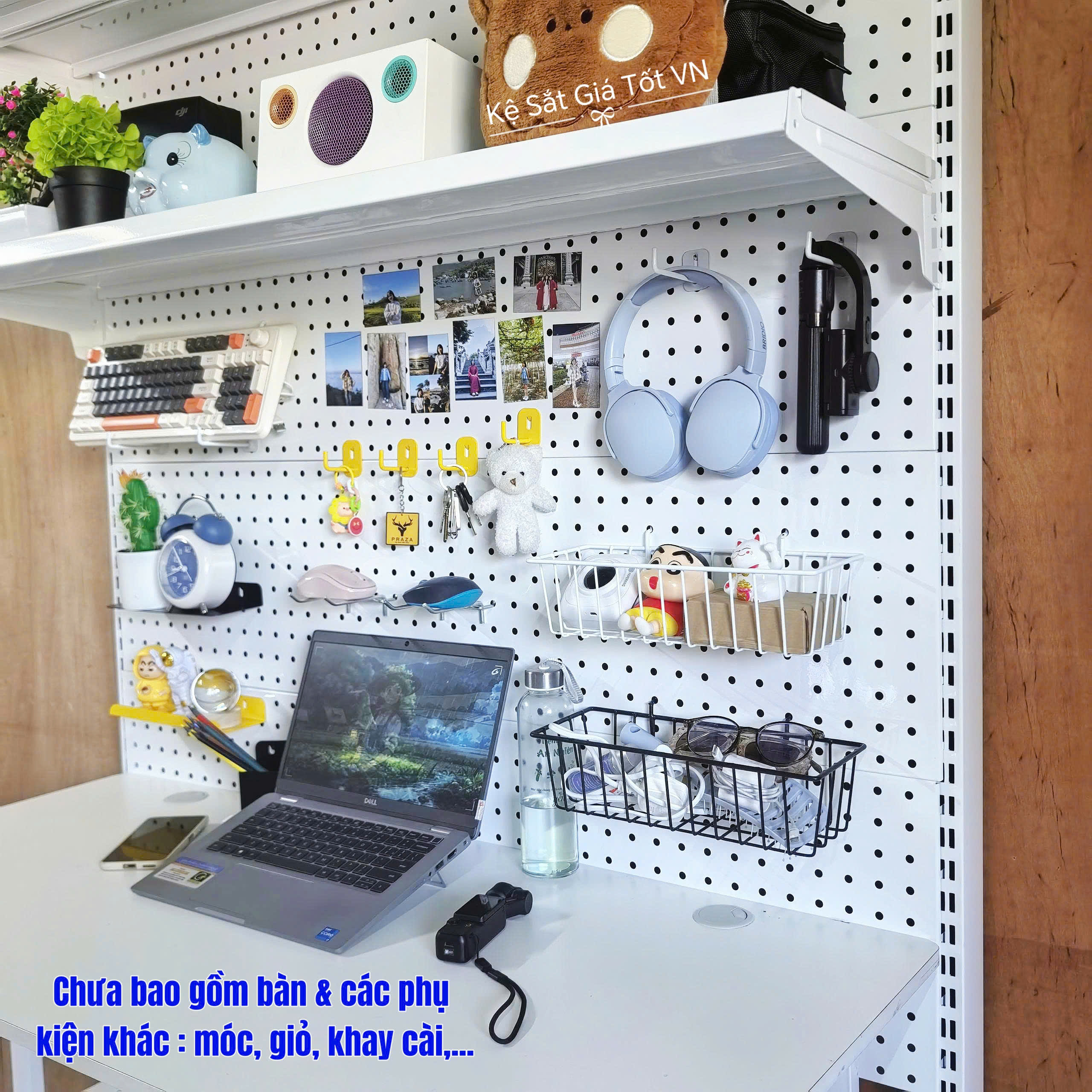 Kệ pegboard decor trang trí bàn làm việc sơn tĩnh điện màu Trắng Kệ Pegboard chân đứng treo đồ đa năng phù hợp để sắp xếp phụ kiện, sách, đồ decor, cây xanh mini và vật dụng cá nhân. Giải pháp tiện lợi cho không gian sống hiện đại.