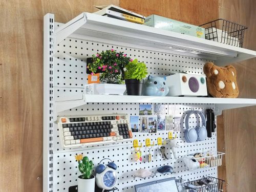Kệ Pegboard chân đứng để bàn giúp tận dụng tối đa không gian phía trên bàn làm việc. Dễ dàng kết hợp móc treo, khay và giỏ để đồ dùng luôn gọn gàng, dễ tìm.