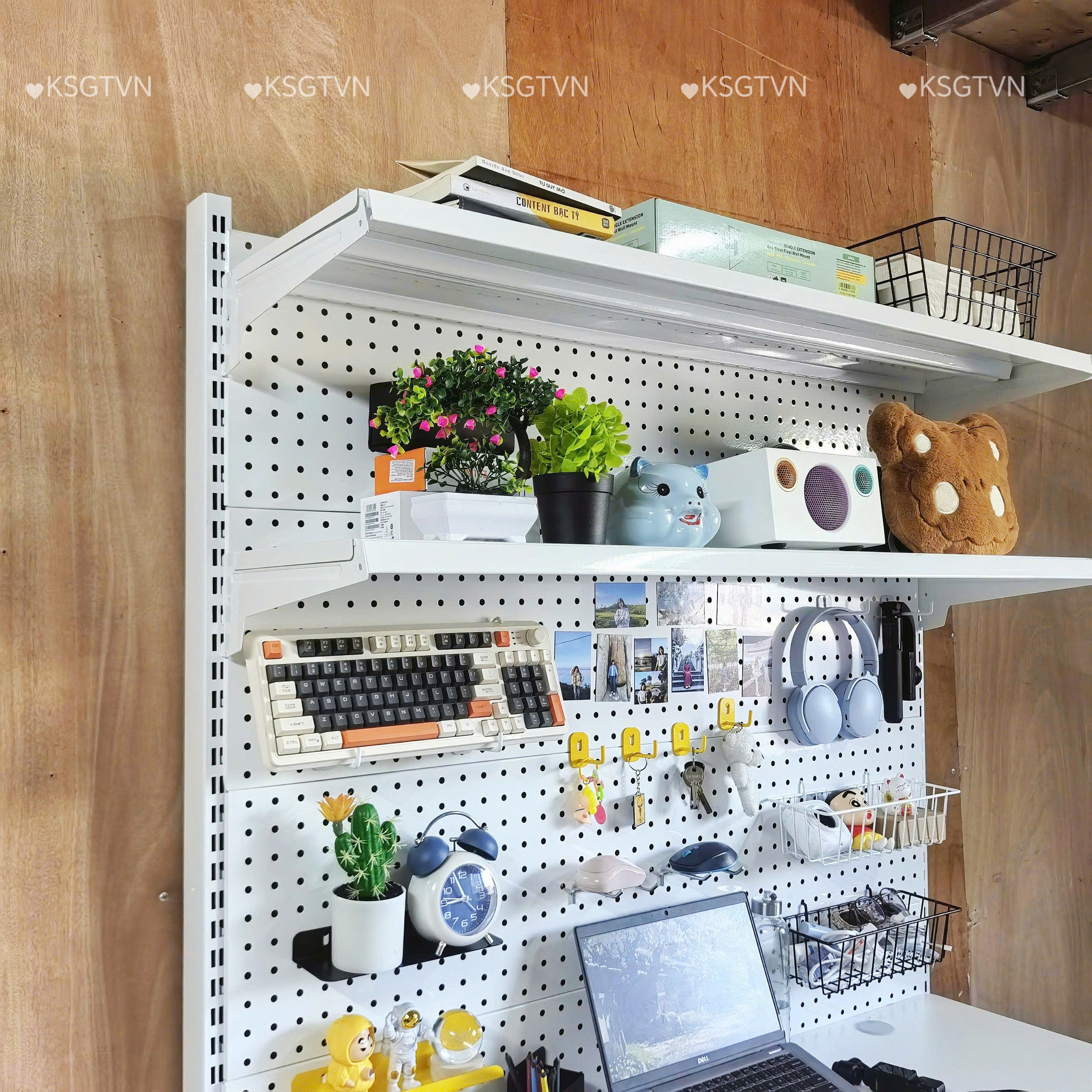 Góc làm việc thật phong cách và hiện đại với kệ pegboard decor bàn làm việc cao cấp Kệ Pegboard chân đứng để bàn giúp tận dụng tối đa không gian phía trên bàn làm việc. Dễ dàng kết hợp móc treo, khay và giỏ để đồ dùng luôn gọn gàng, dễ tìm.