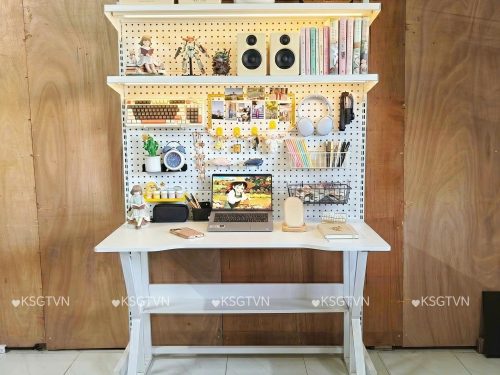 Kệ Pegboard decor trang trí bàn làm việc là giải pháp lưu trữ thông minh cho không gian hiện đại. Có thể tùy chỉnh vị trí móc, khay và phụ kiện theo nhu cầu sử dụng.